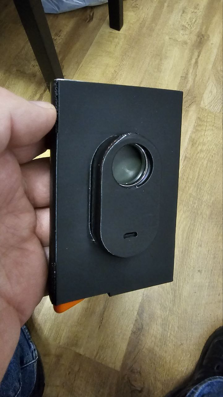 Secrid wallet case with a Samsung Galaxy SmartTag 2