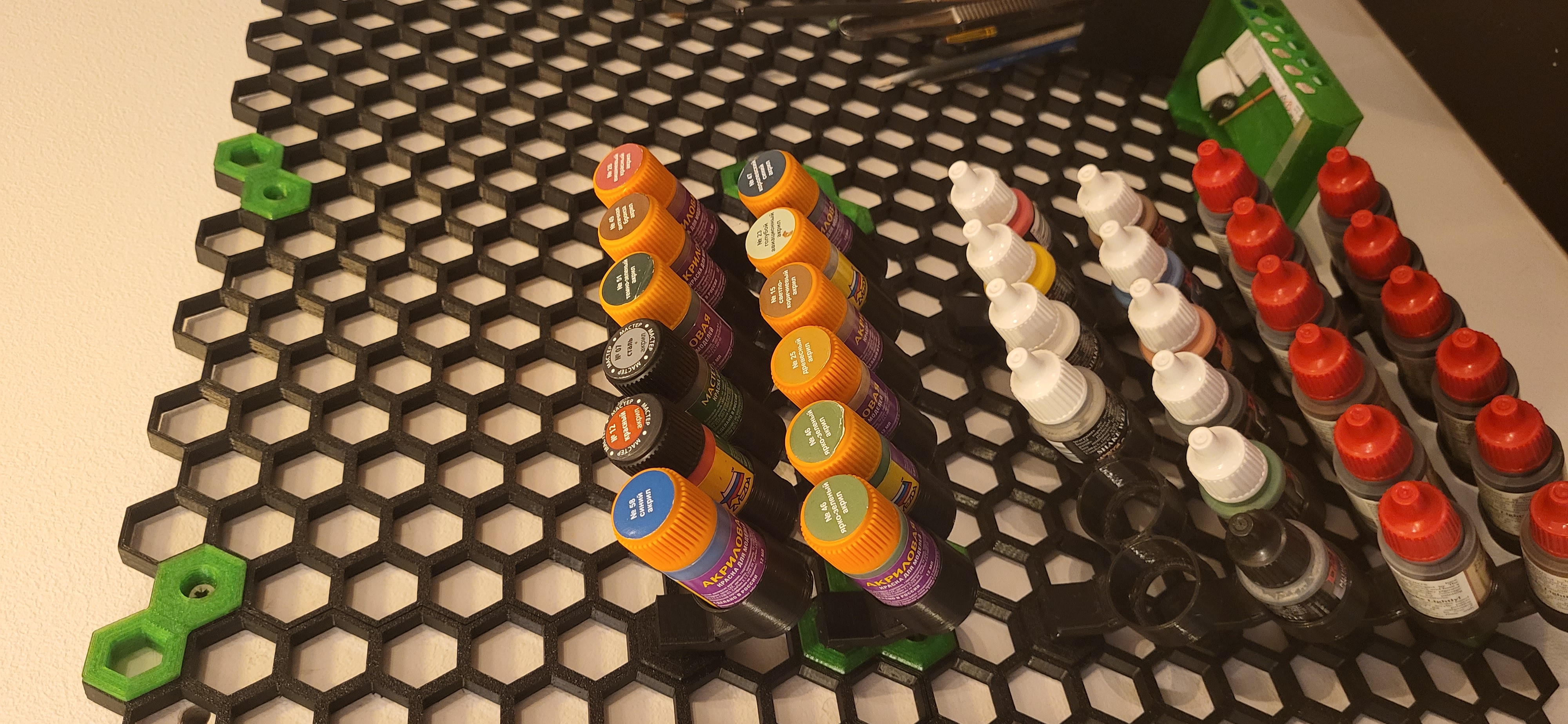 Honeycomb Storage Wall miniature paint holder (Zvezda)