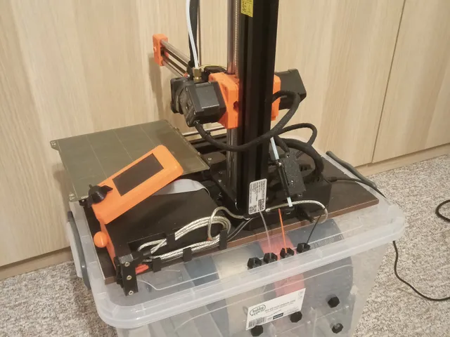 Šuplík s vypínačem a USB