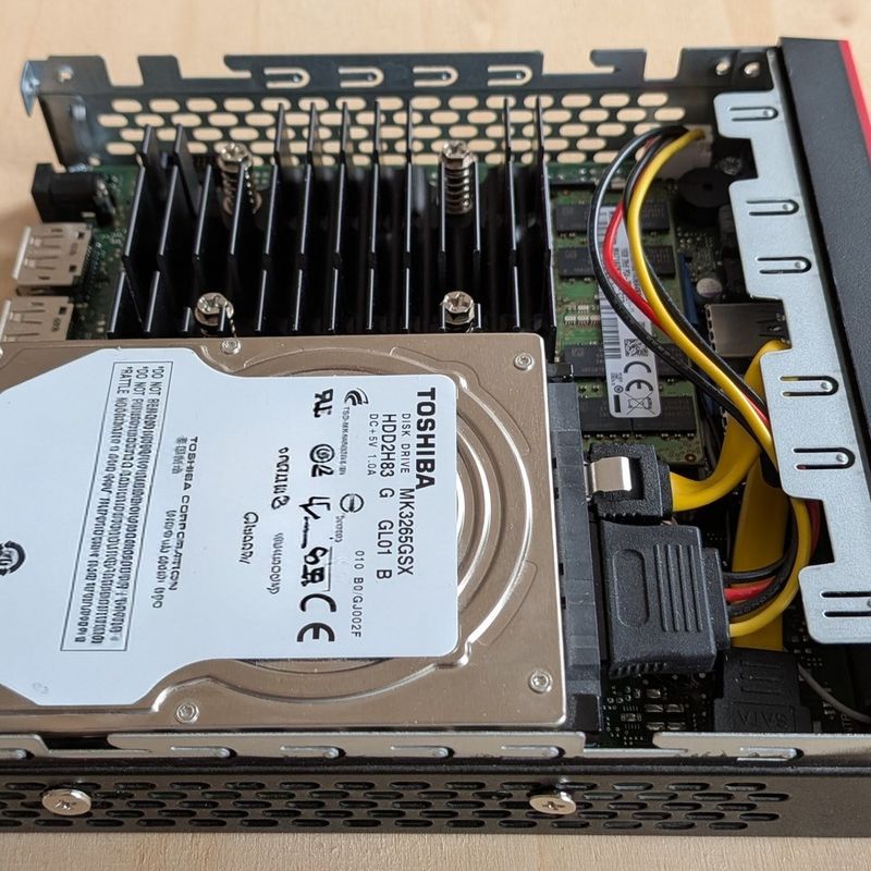 Fujitsu Futro S740/S7010 SSD HDD mounting bracket reversed by