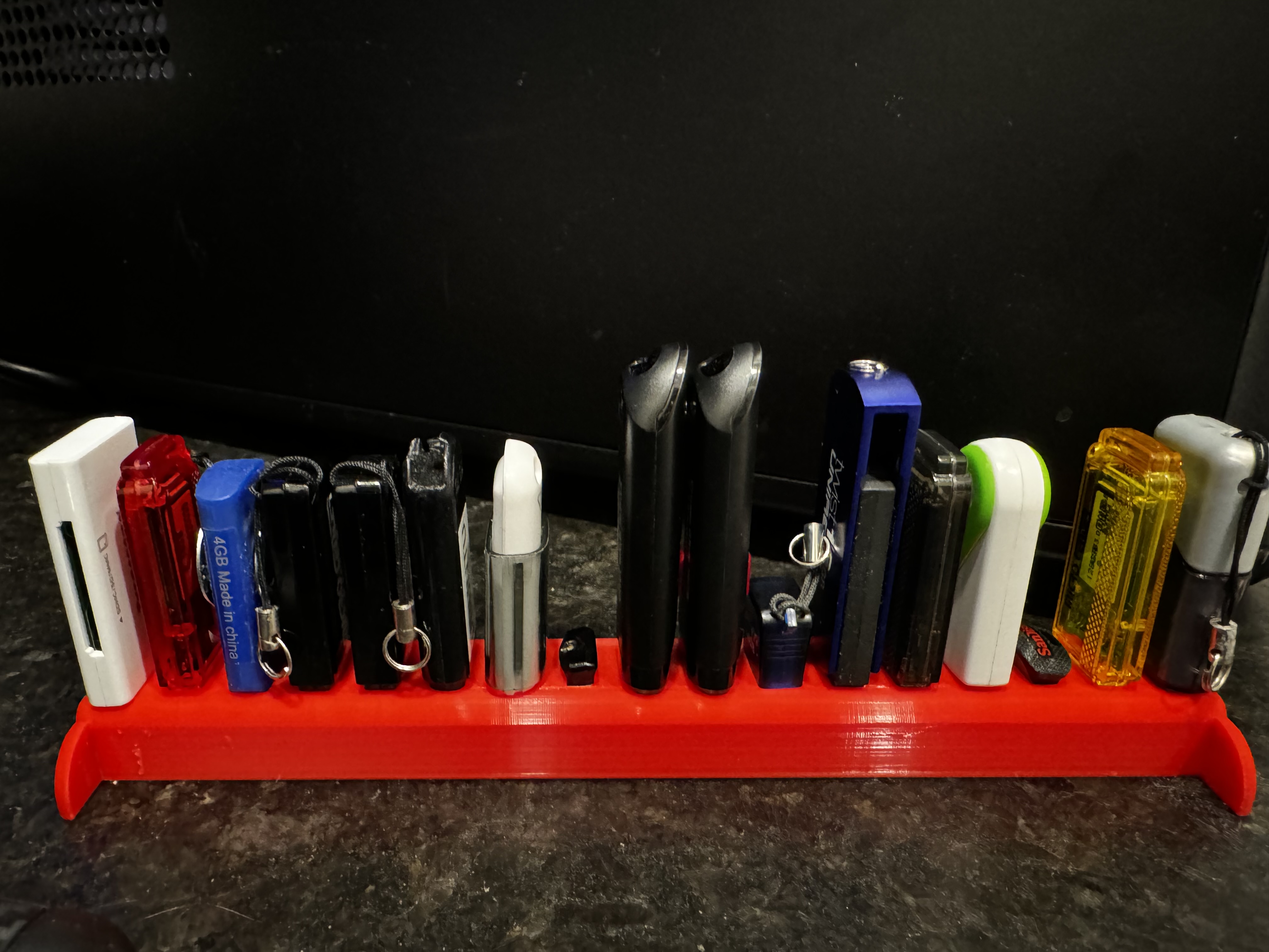 YAUTDH - Yet another USB-A thumb drive holder (17 USB) - Simple - 17-Slot USB-A Thumb Drive Holder
