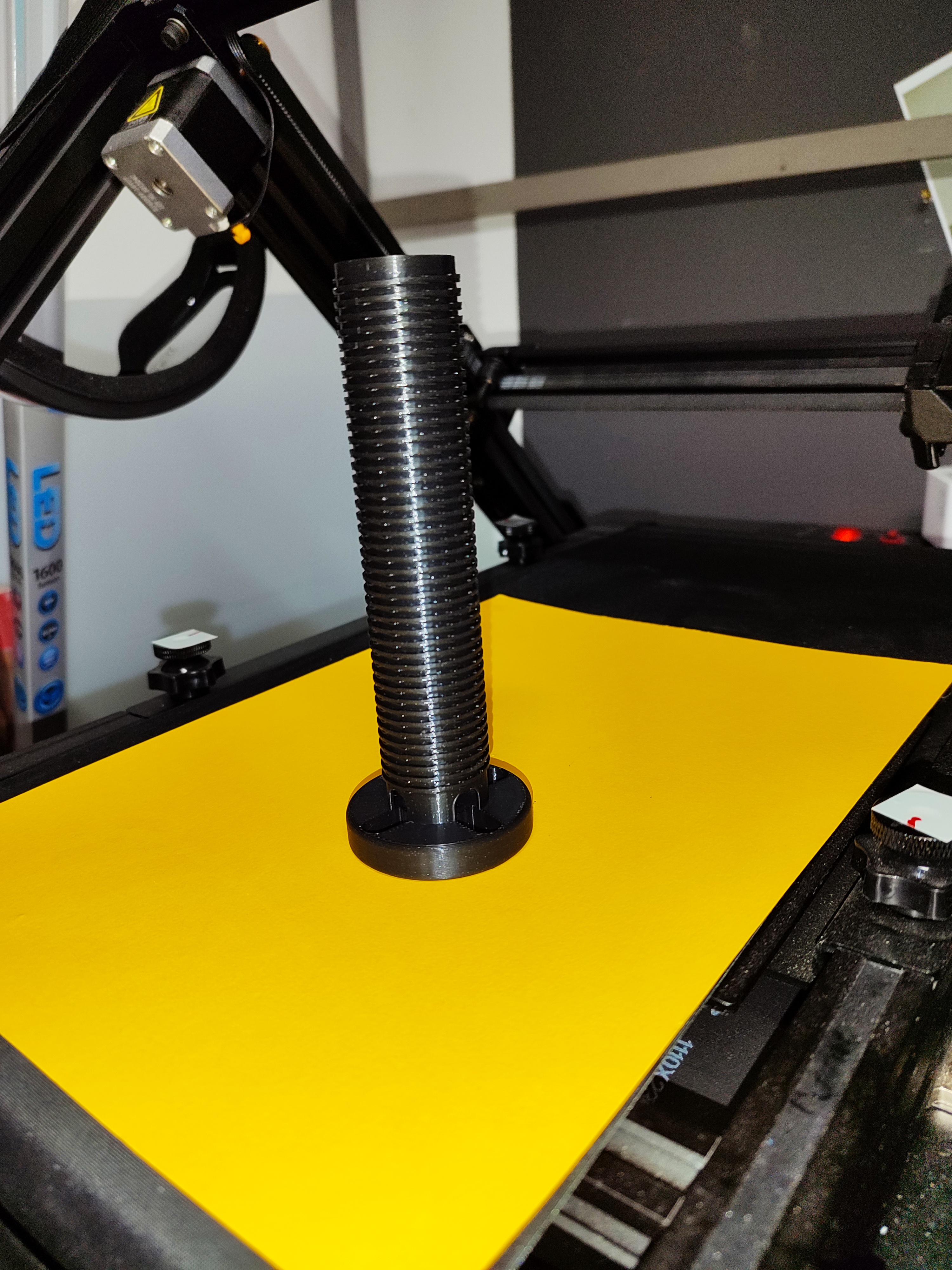 Adjustable foot for bed