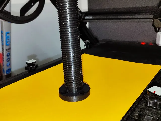 Adjustable foot for bed