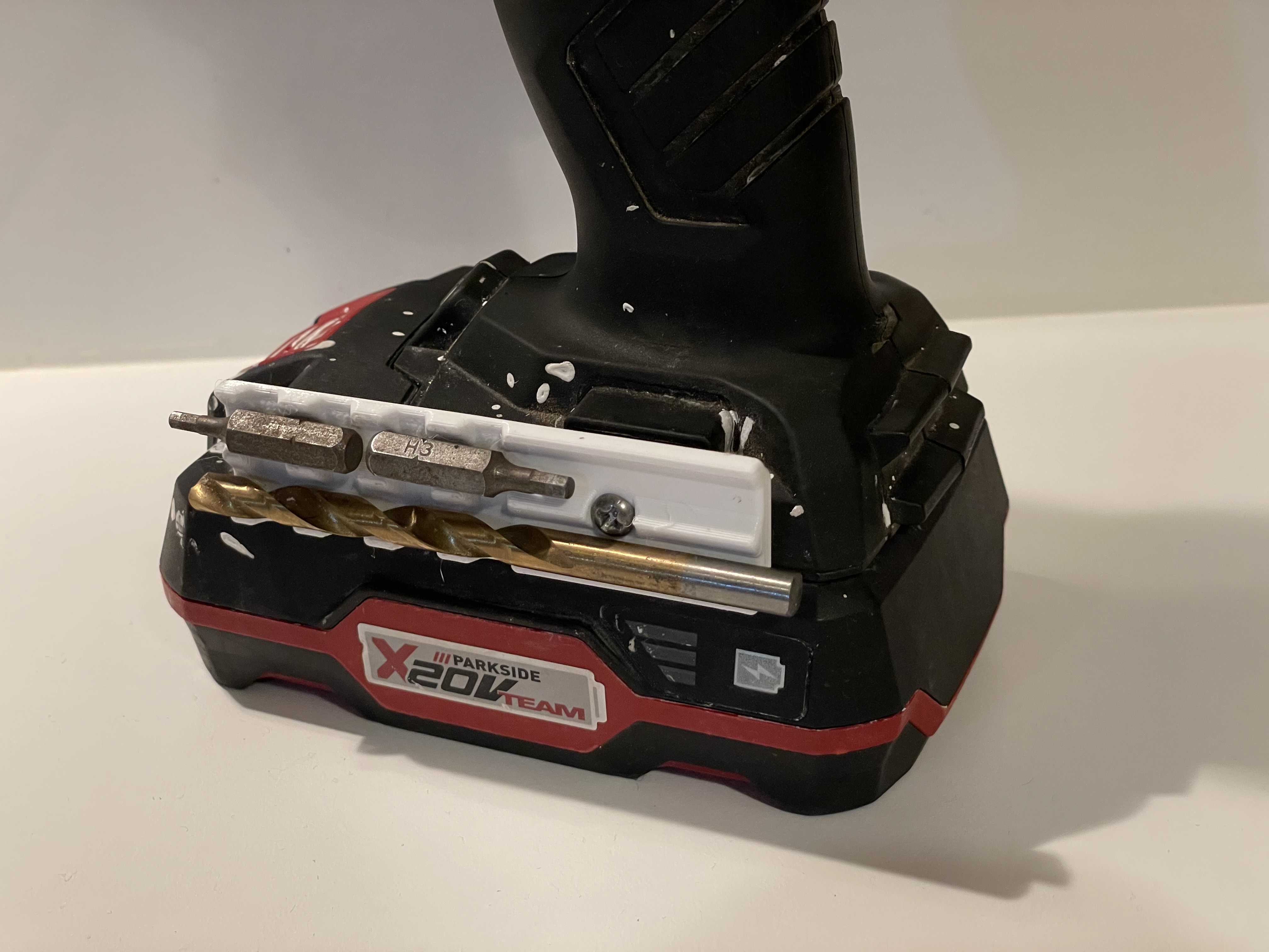 Magnetic bit holder
