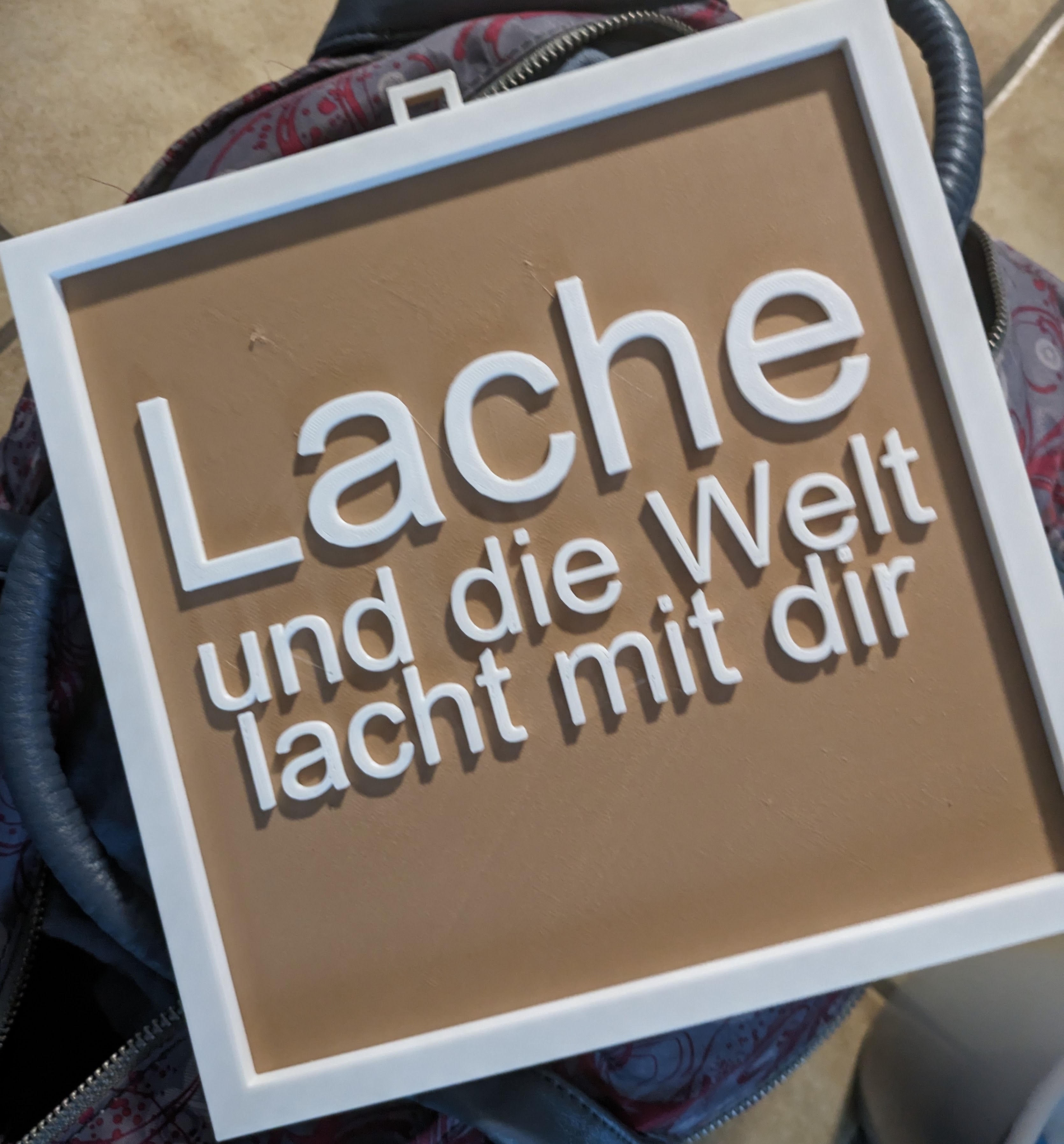 Lache Und Die Welt Weint Mit Dir Bild "Lache und die Welt lacht mit dir" von Nicki | Kostenloses STL