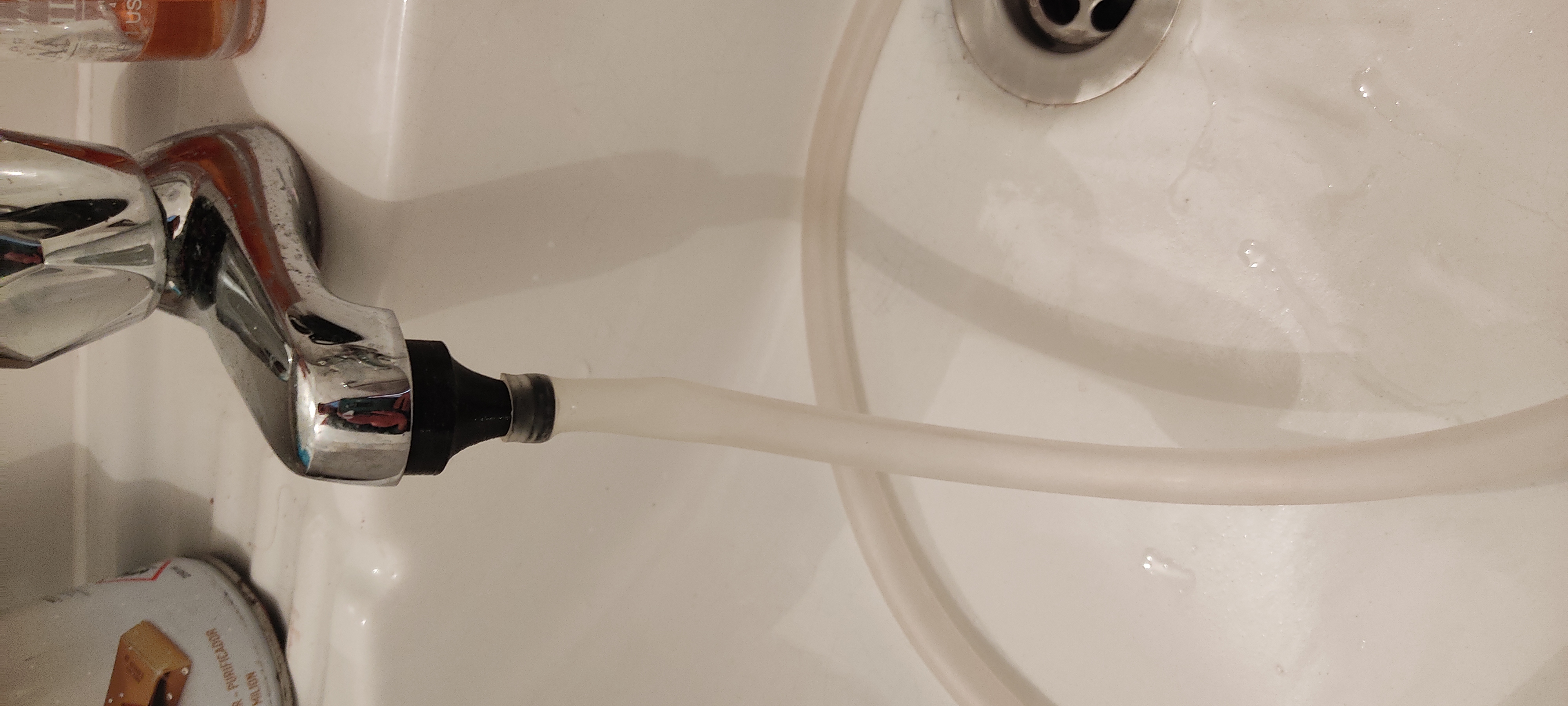 Water tap threaded hose connector