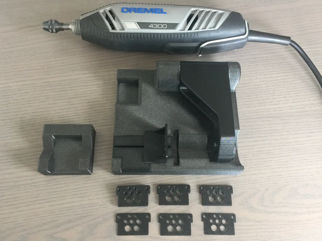 Free STL file Dremel 8220 Screw-On Adapter 🔧・3D print design to