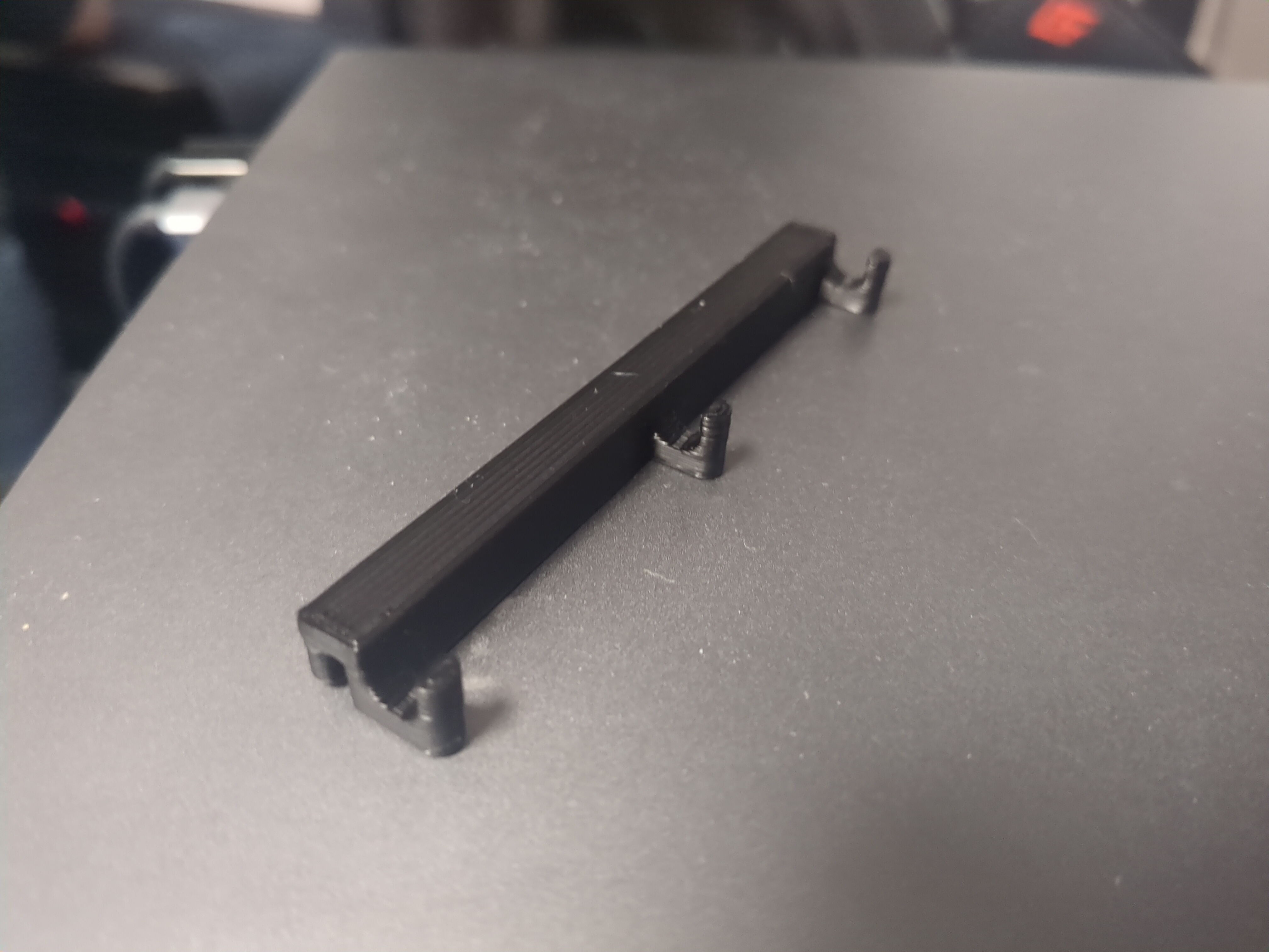 Minimalistic trash bin hanger for Ikea Skadis pegboard