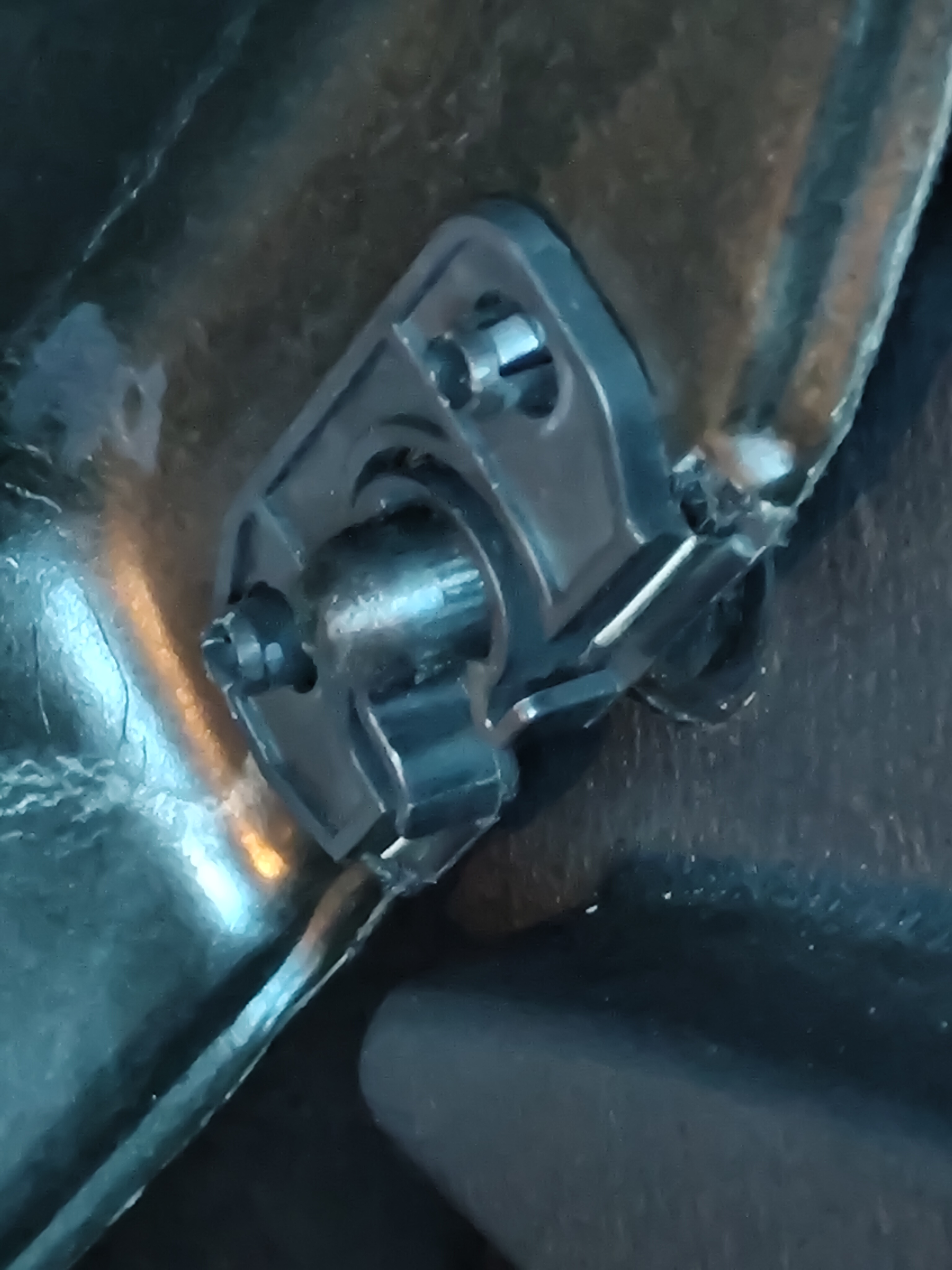 Mazda 2 Trunk Cover clip
