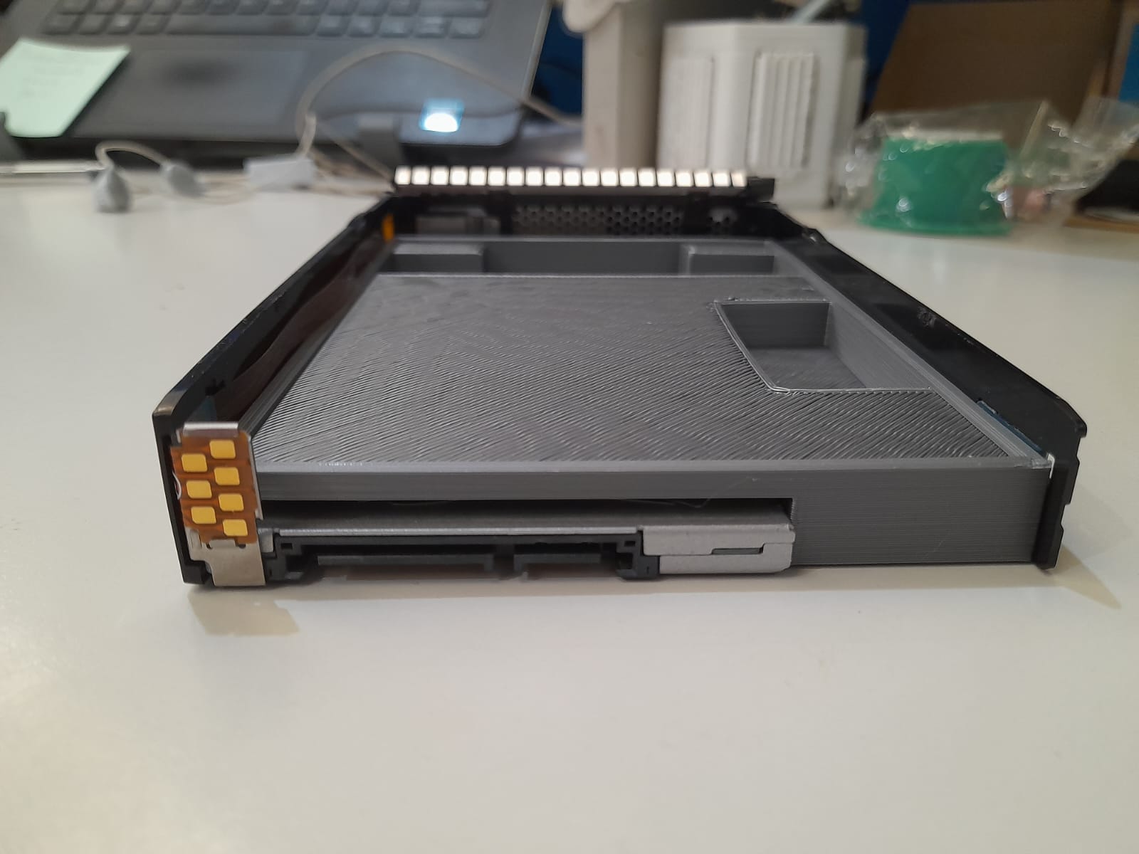 adaptador de disco SSD 2.5" para caddy de 3.5" en servidor