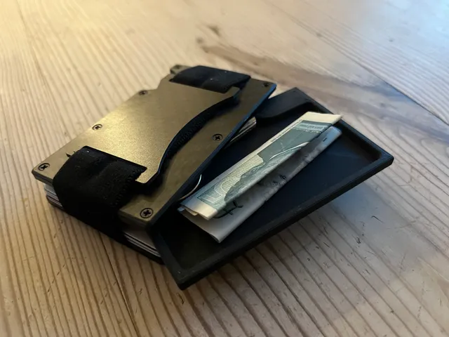 Ridge type Wallet coin tray