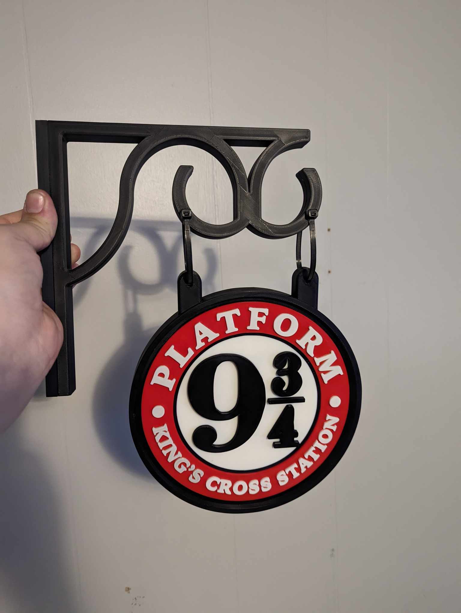 Platform 9 3/4 Hanging Sign by Tom Download free STL model