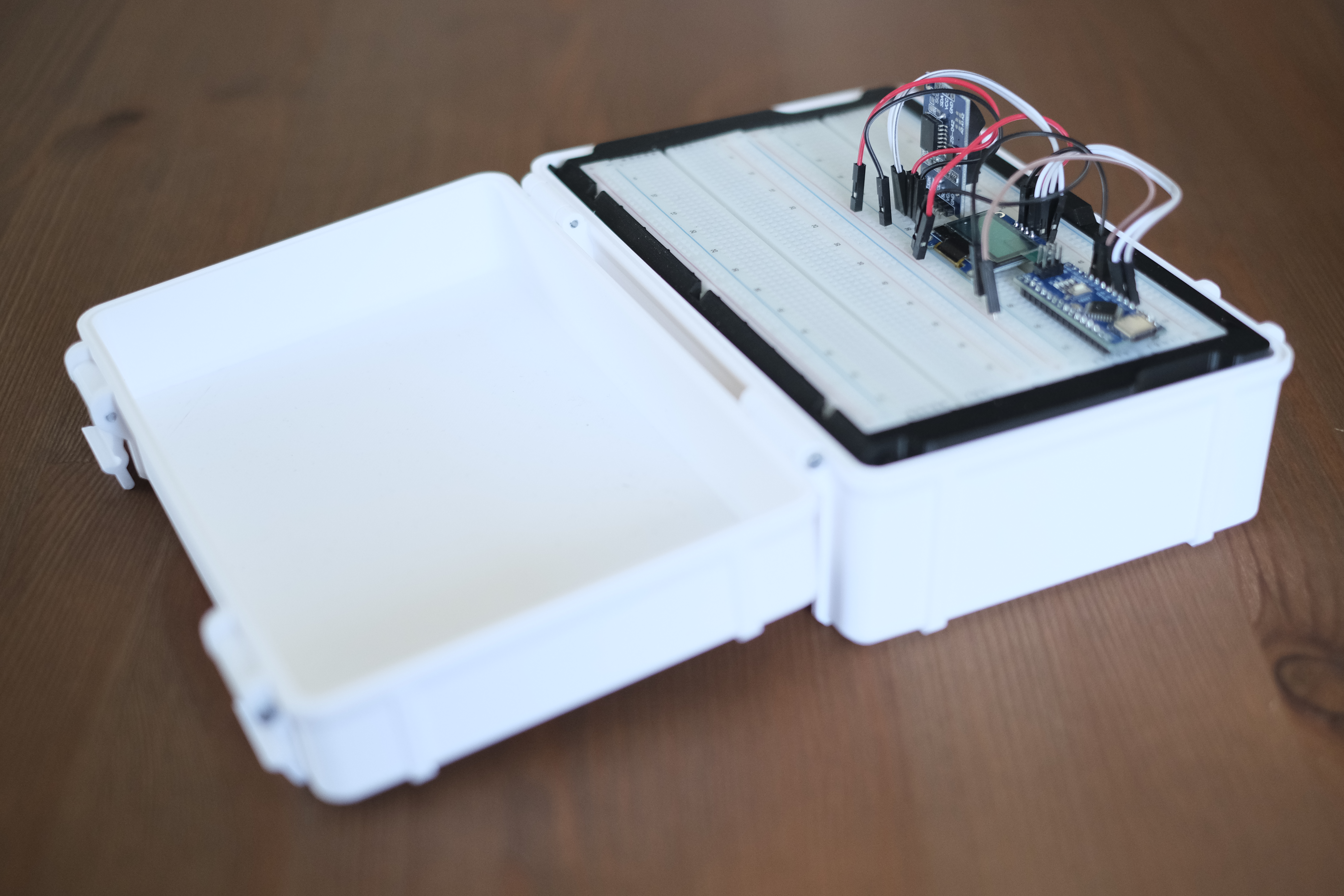 Breadboard Projekt Box, slotted (no need cutting the breadboard protusions) and bottom breadboard storage