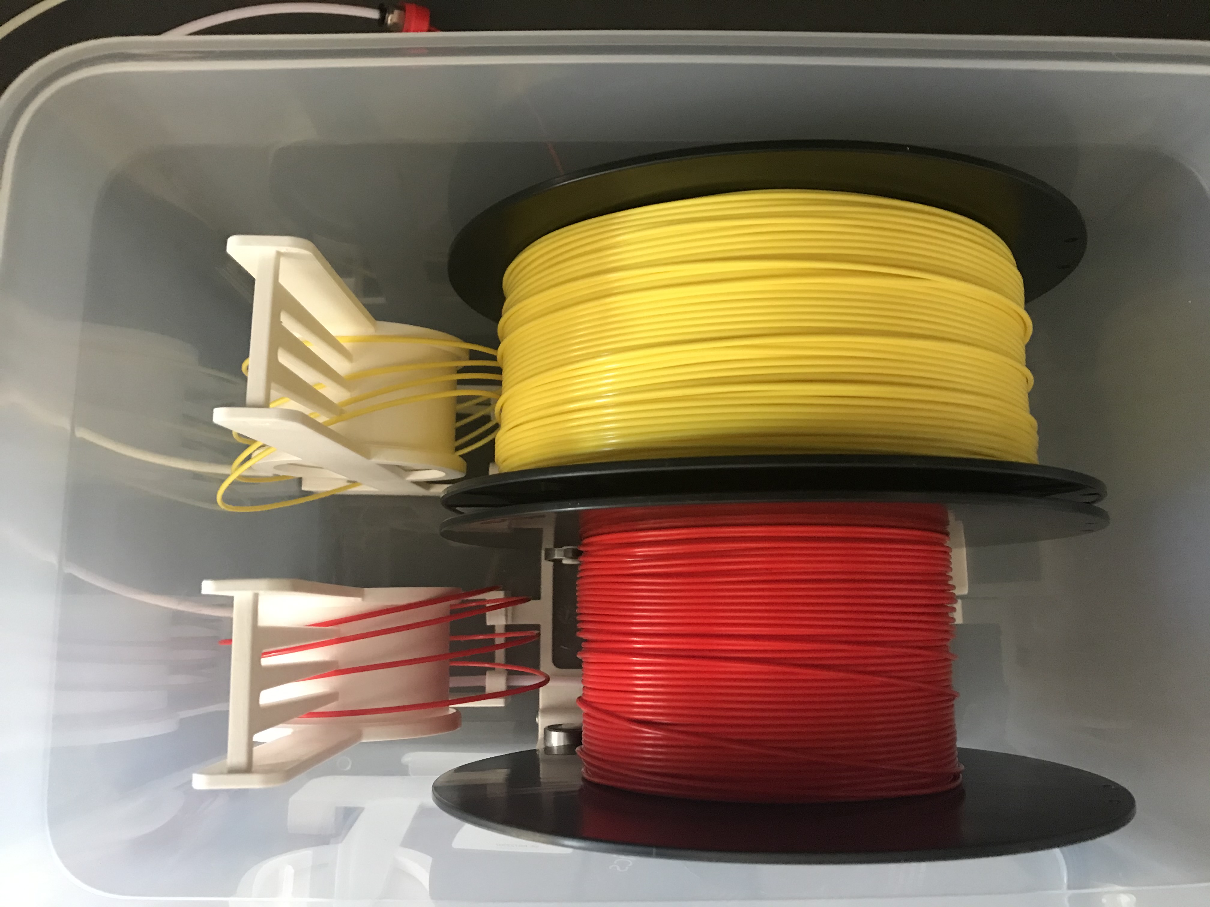 DryBox mit Puffer für 2 Amazon-Basic-Rollen (PLA) in einer Ikea 365+ 10,6ltr Box, dadurch schneller Zugriff auf aktuell 16 unterschiedliche Farben. — miniatura 6