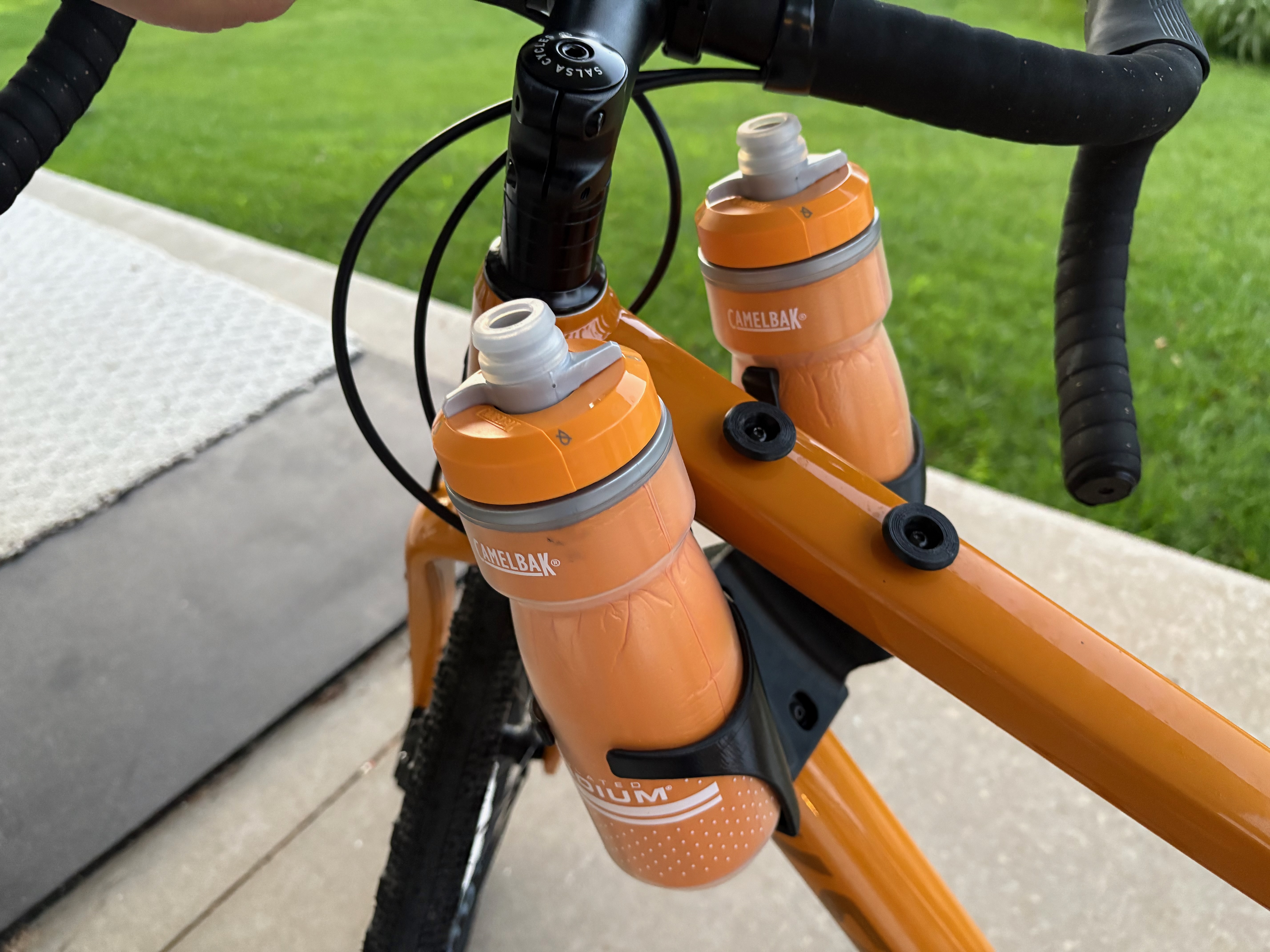 Bicycle double bottle cage/holder with hidden air tag storage