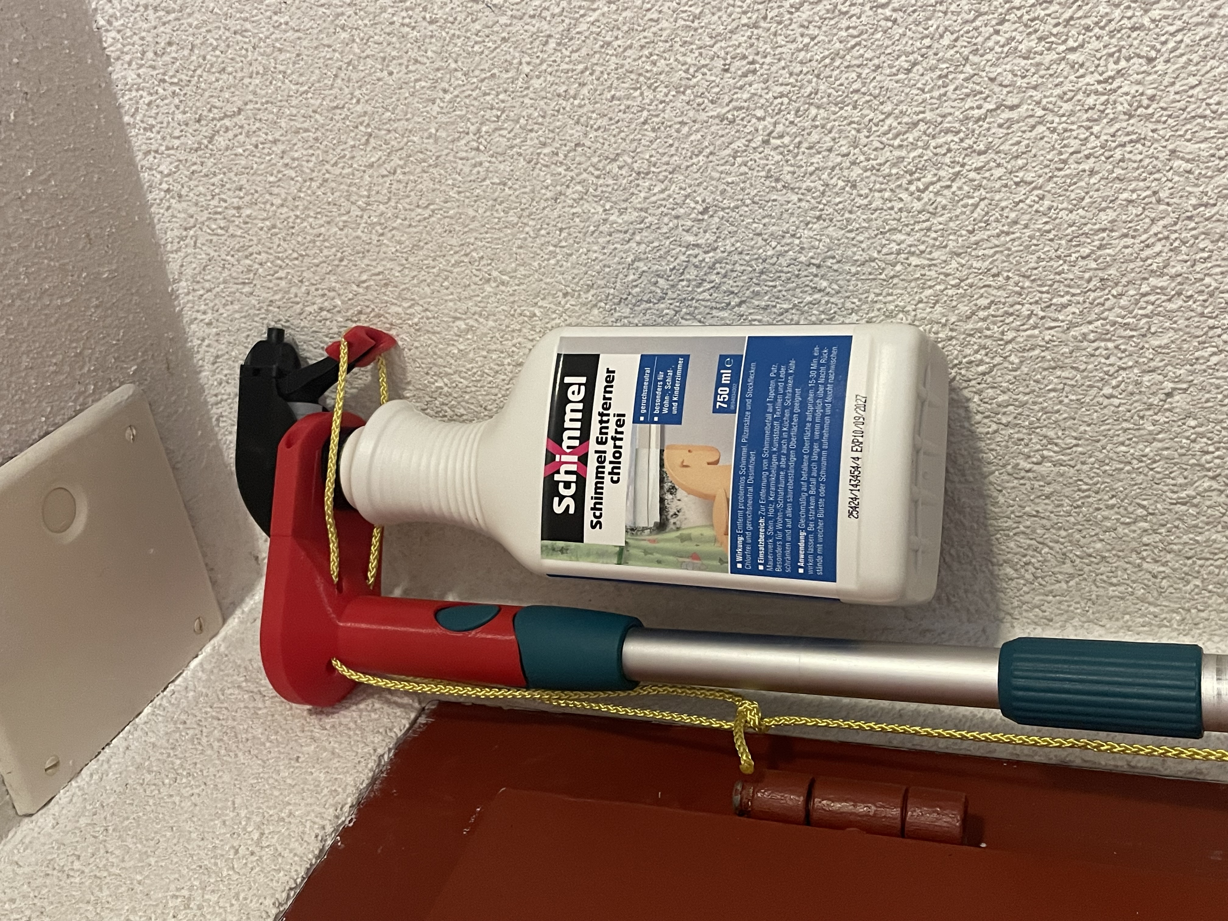 Clamp for Leifheit telescopic pole to hold a spray bottle