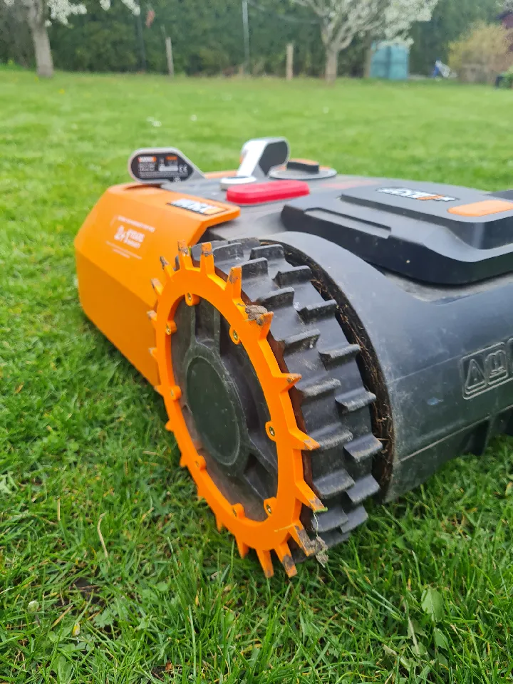 Worx Landroid wheel spikes for better grip by Jan Votoček
