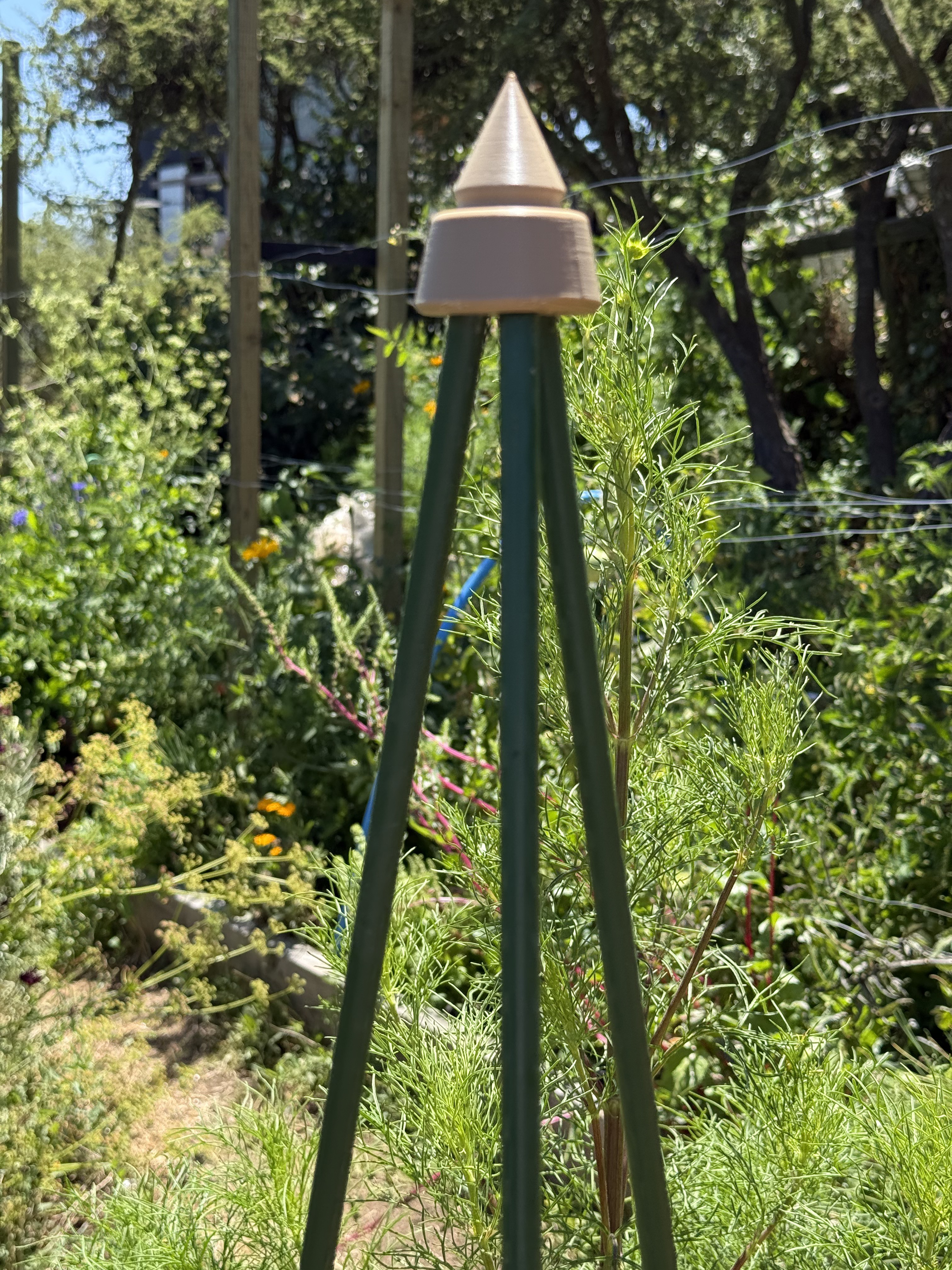 3-Way Garden Tripod Connector (10 mm Stakes)