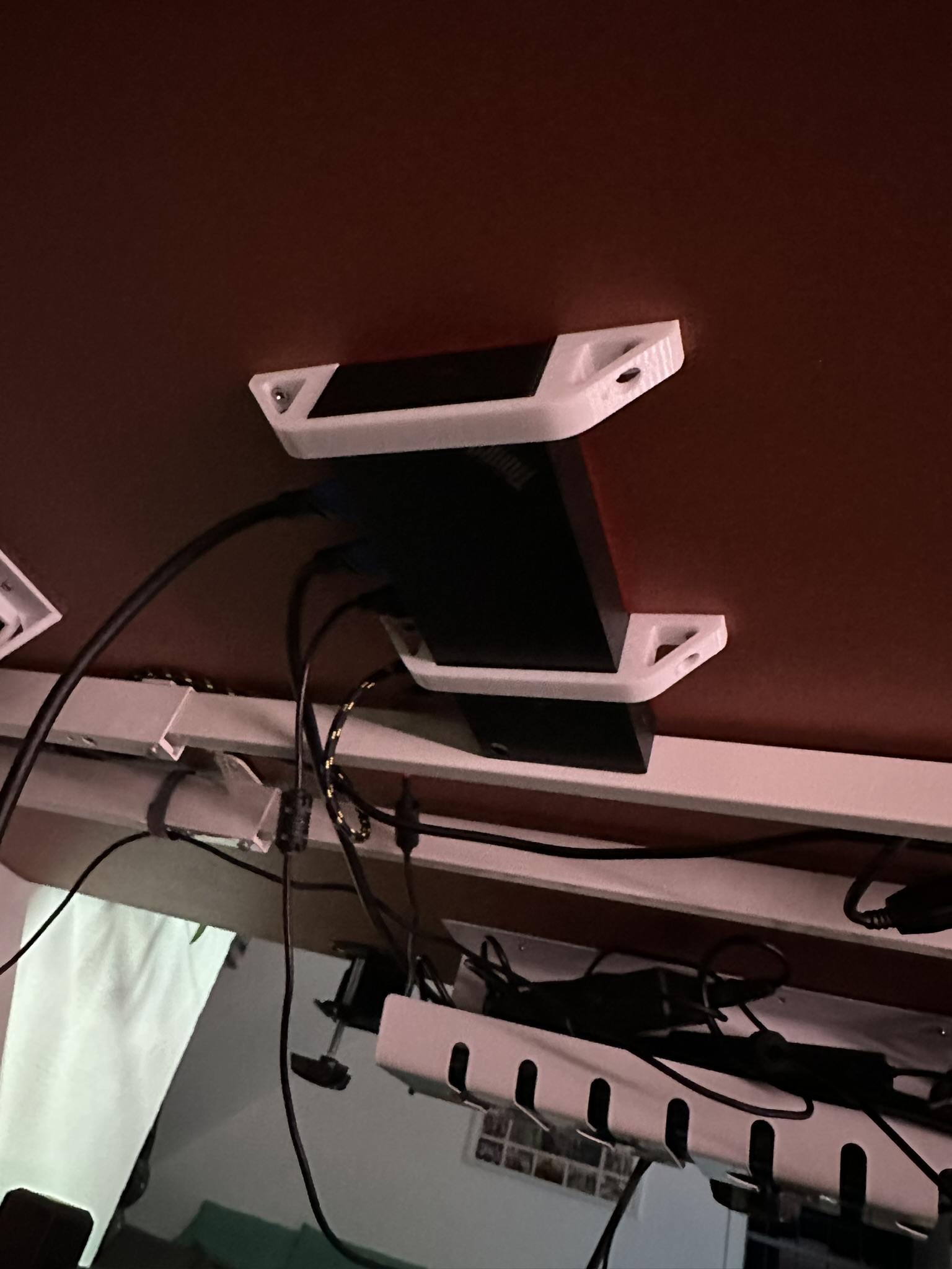 ThinkPad Hybrid USBC Dockingstation Under Desk Bracket by O. K