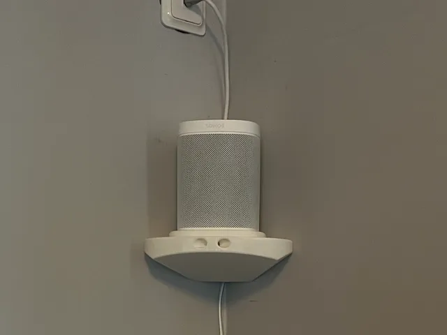 Corner shelf to SonosOne speaker.