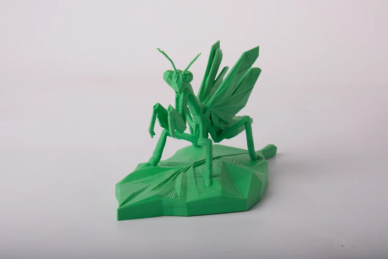 Low-Poly Praying Mantis Sculpture — miniatura 2