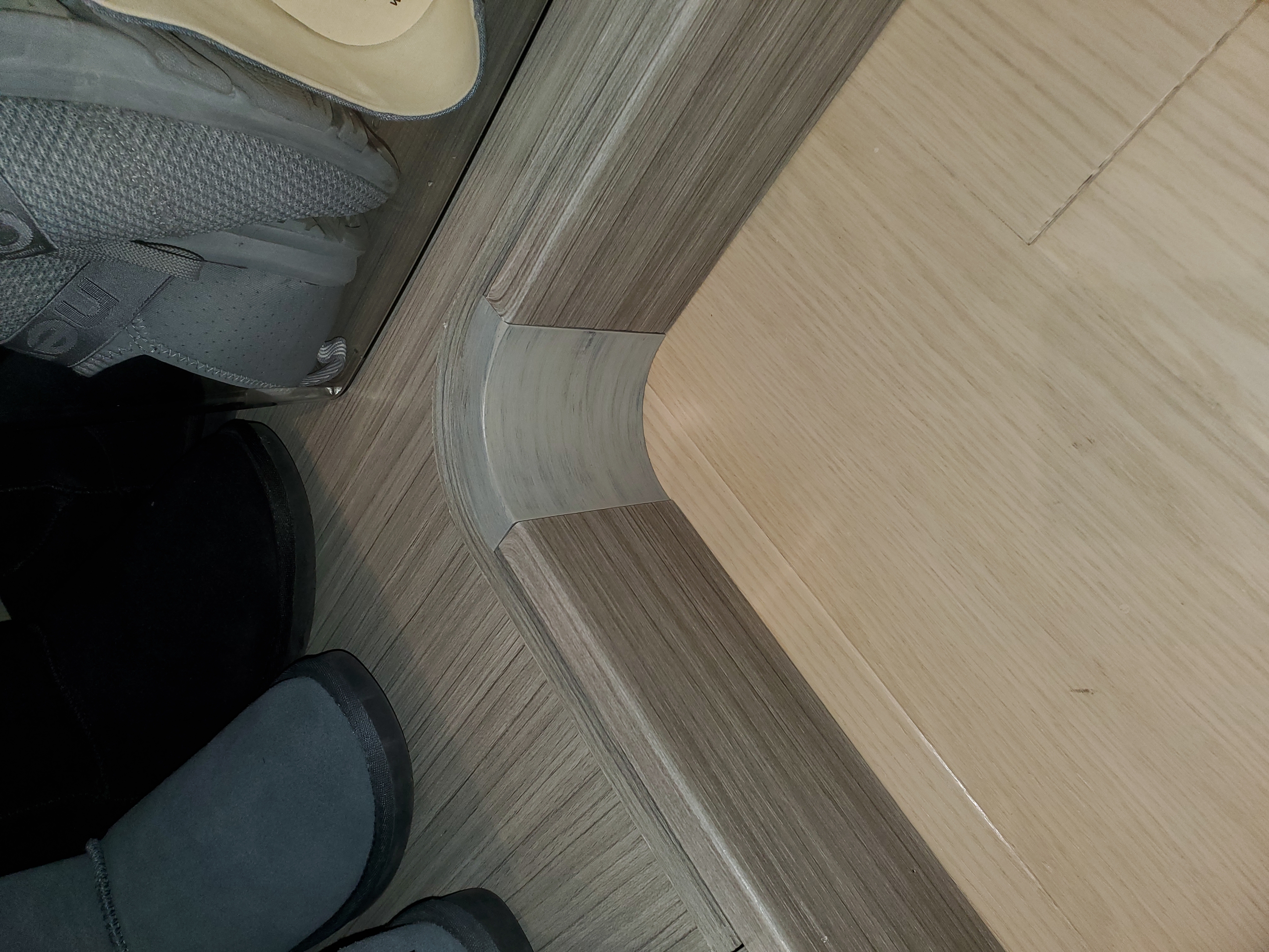 Curved base molding for Easycloset system