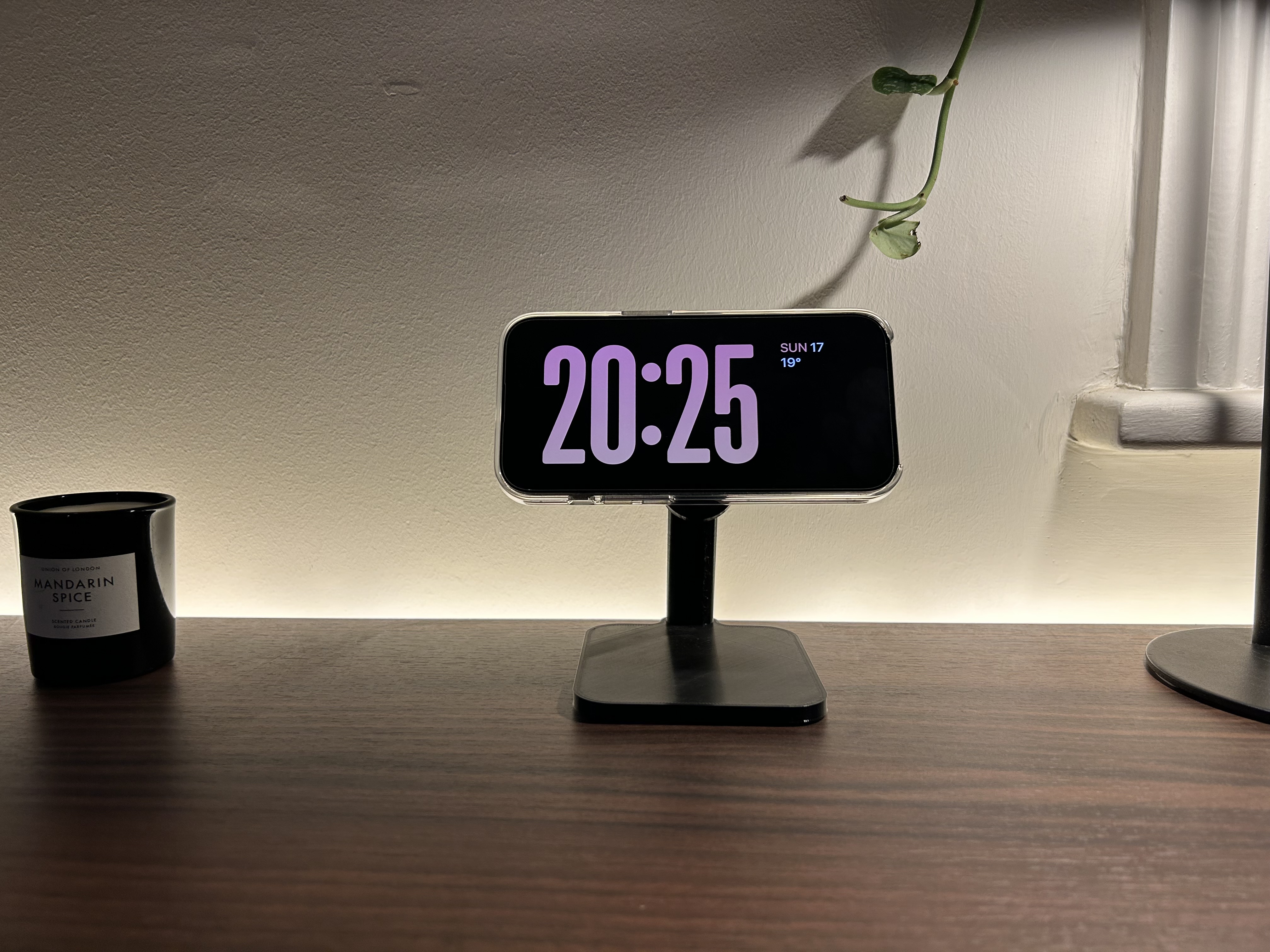 Magsafe charging stand