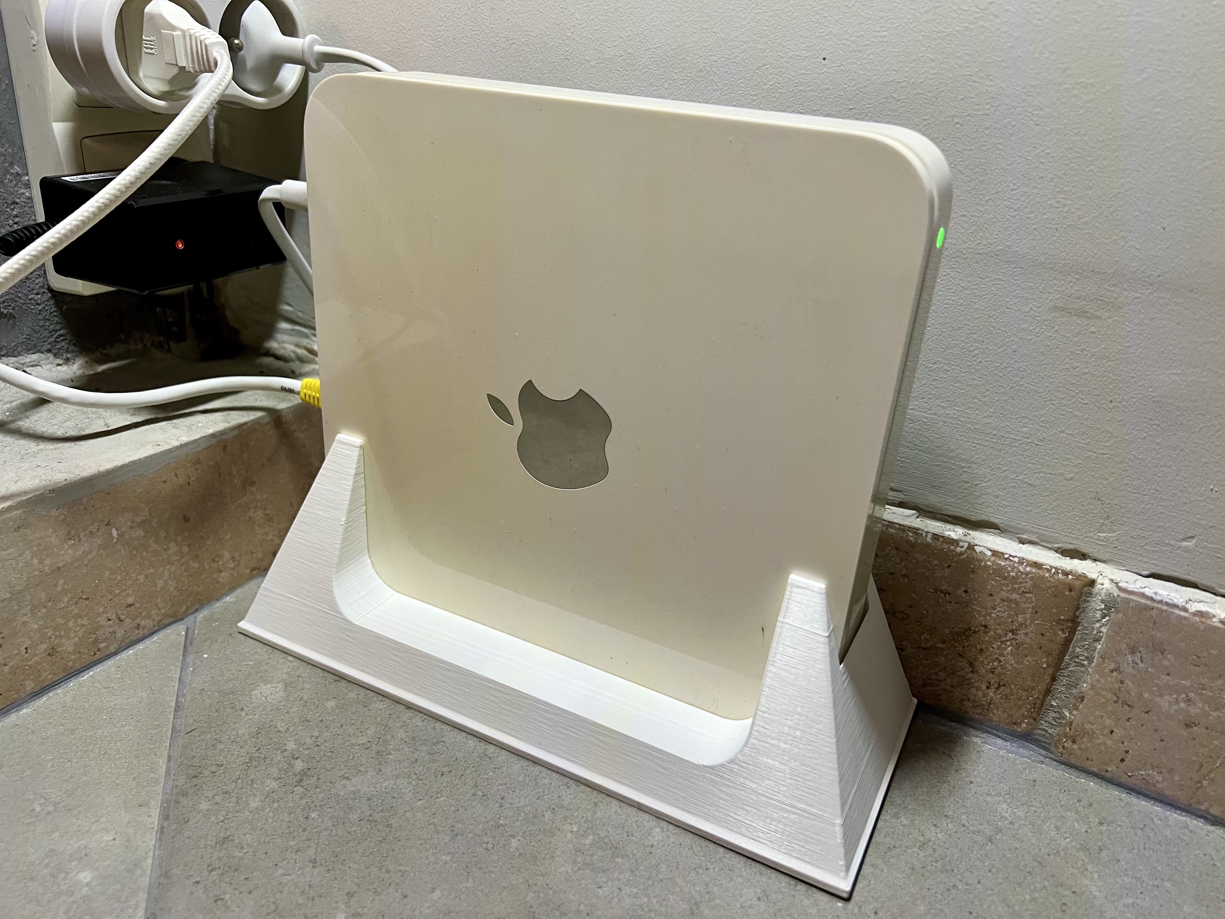 Vertical stand for Apple Time Capsule (old version)