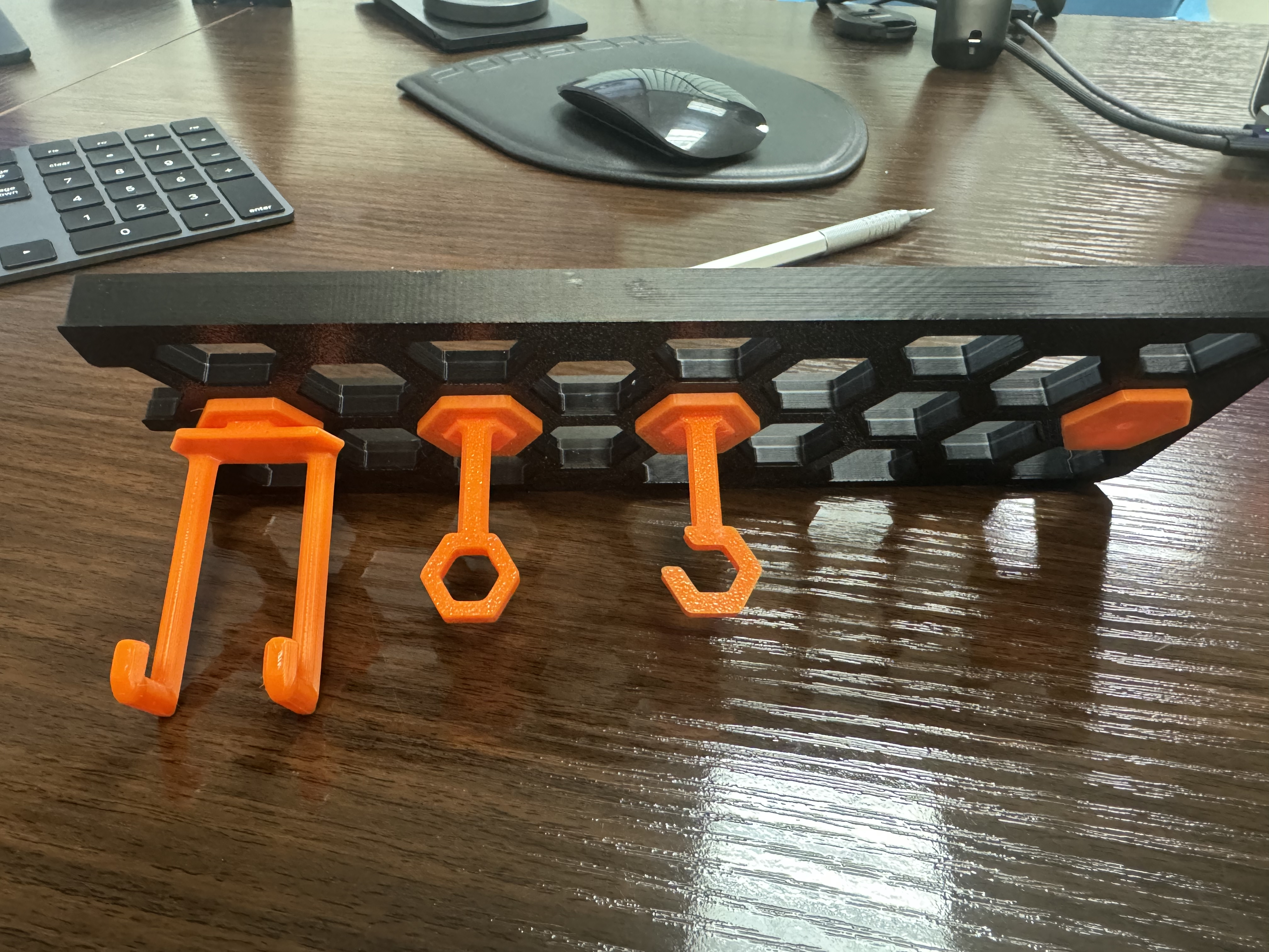 Miniatura 2 do modelo 3D Honeycomb Shelf Hook