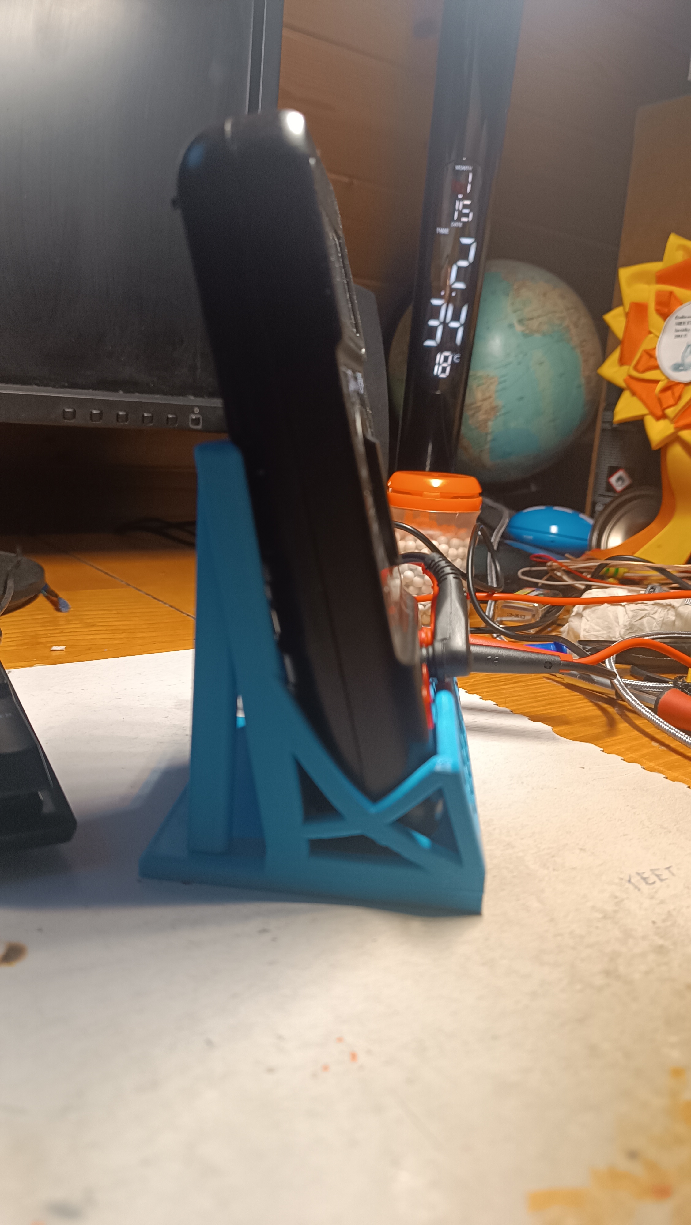 Miniatura 4 do modelo 3D Multimeter stand