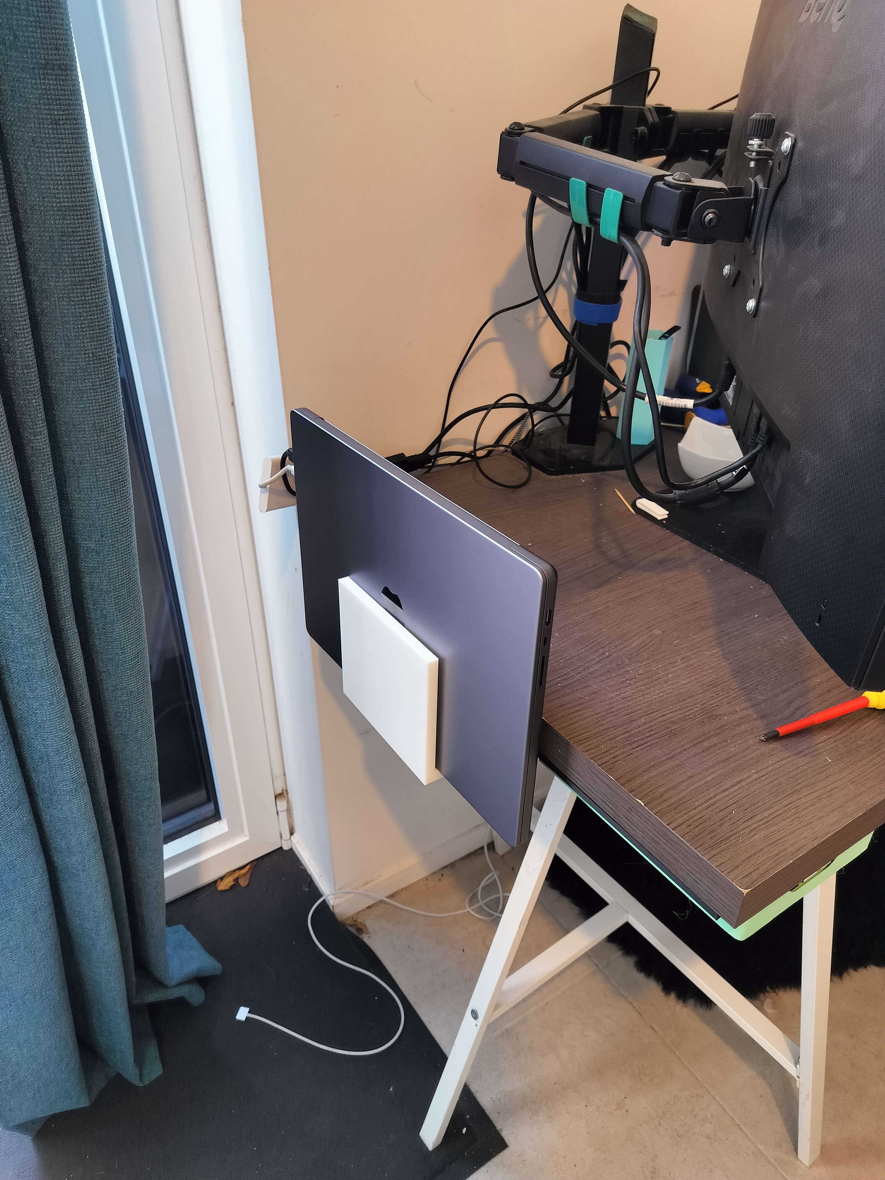 Macbook holder -  horizontal