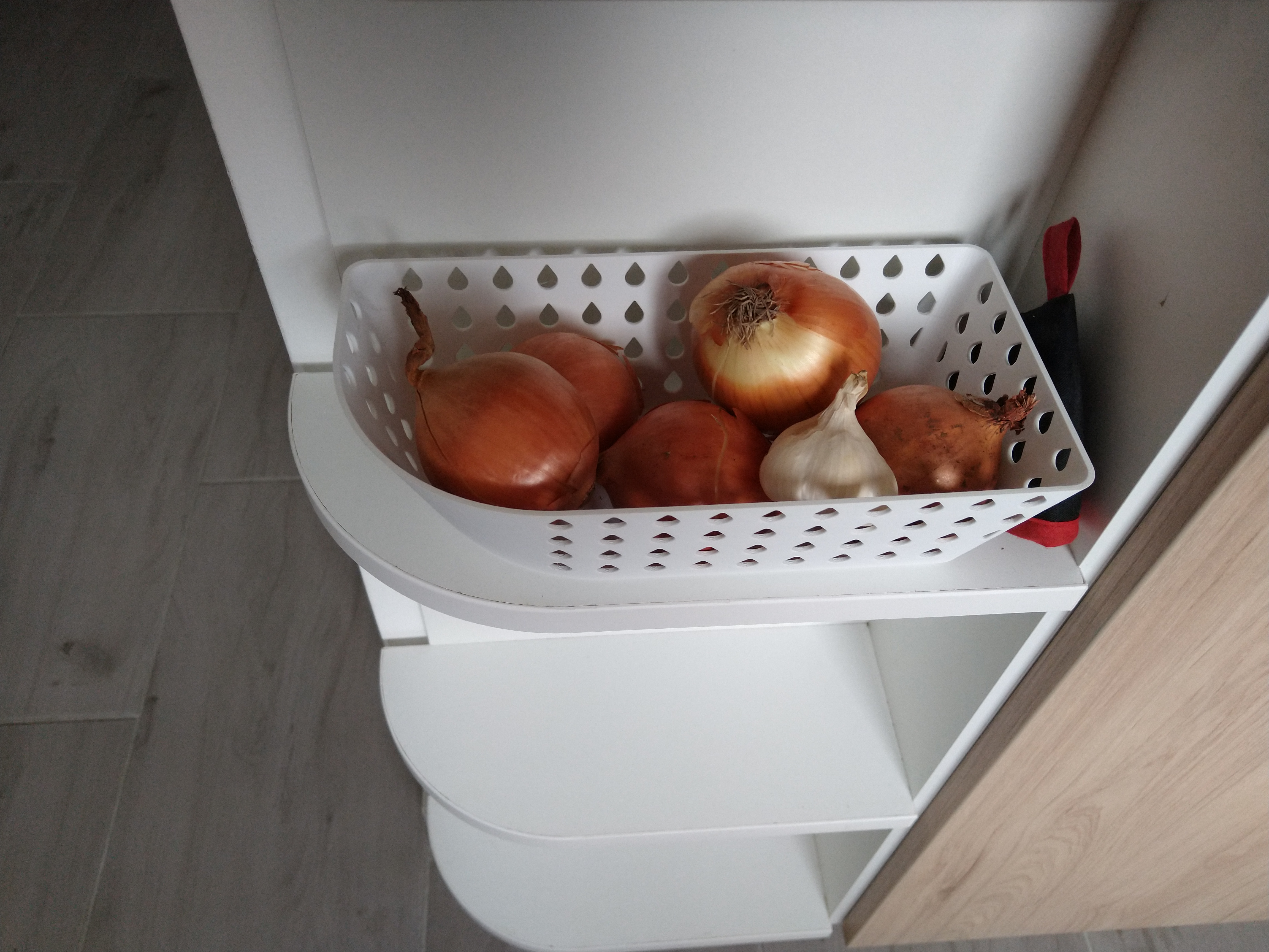 Small basket with lousy pattern