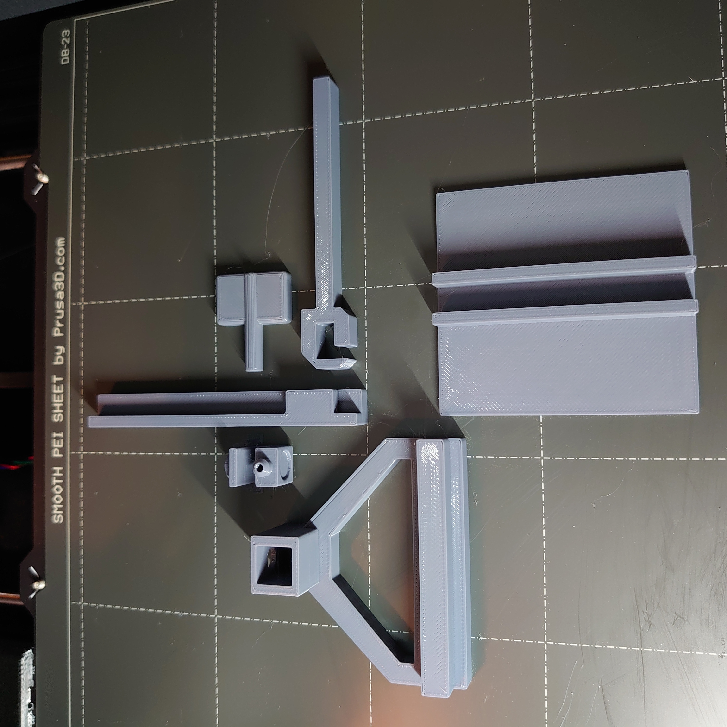 Toy model of a cantilever bed slinger