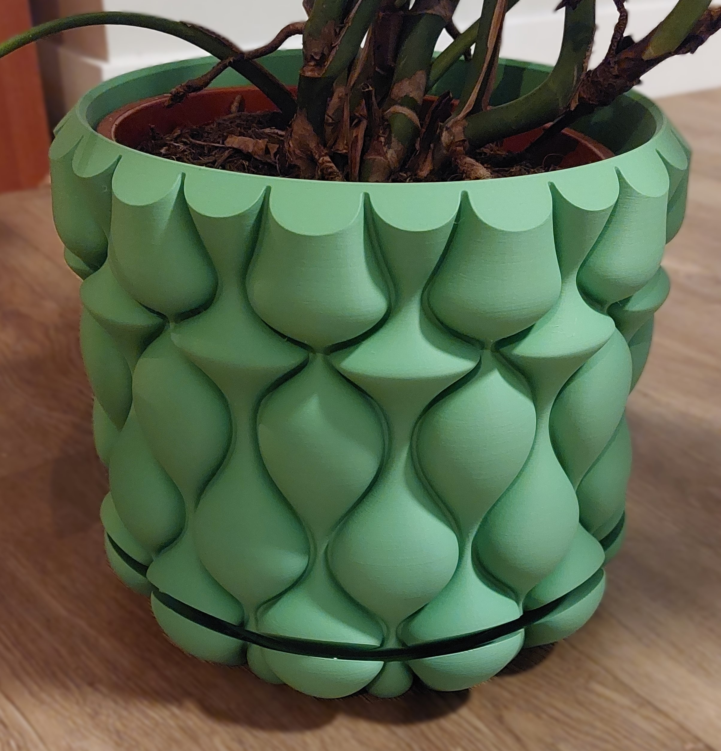 Pot cover and drip tray with wavy design