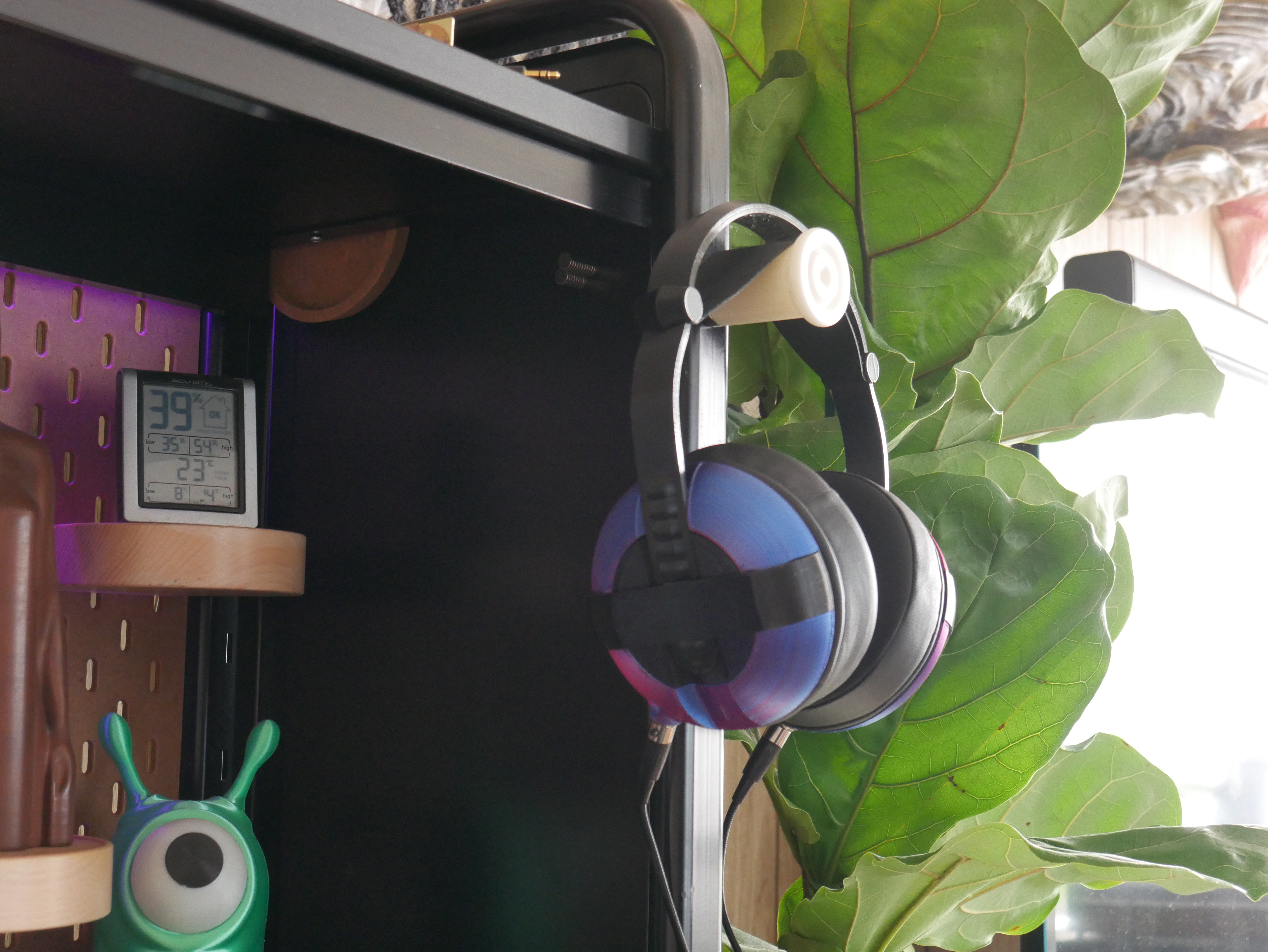 Magnetic headphone knob