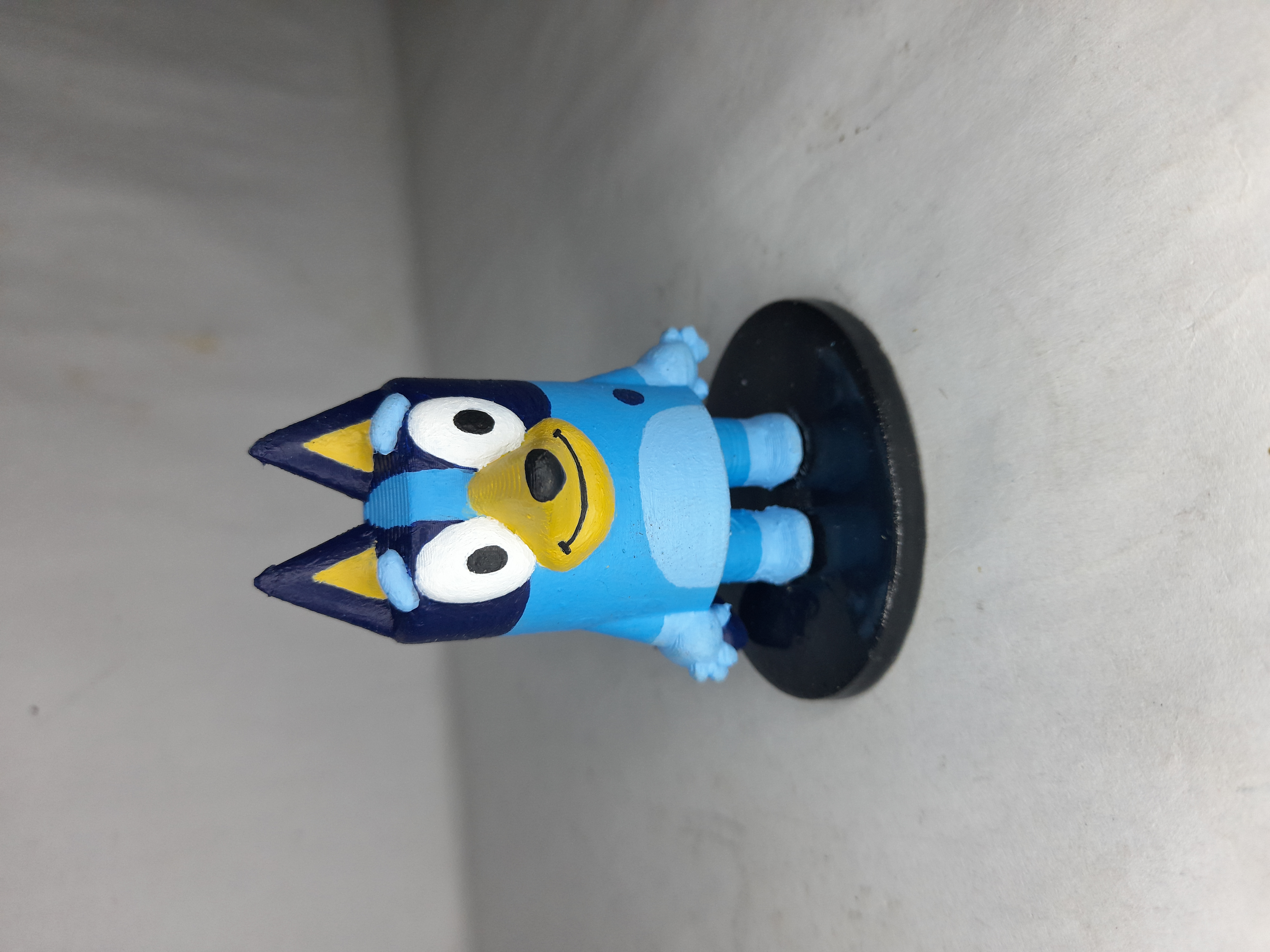 Figura de Bluey con base