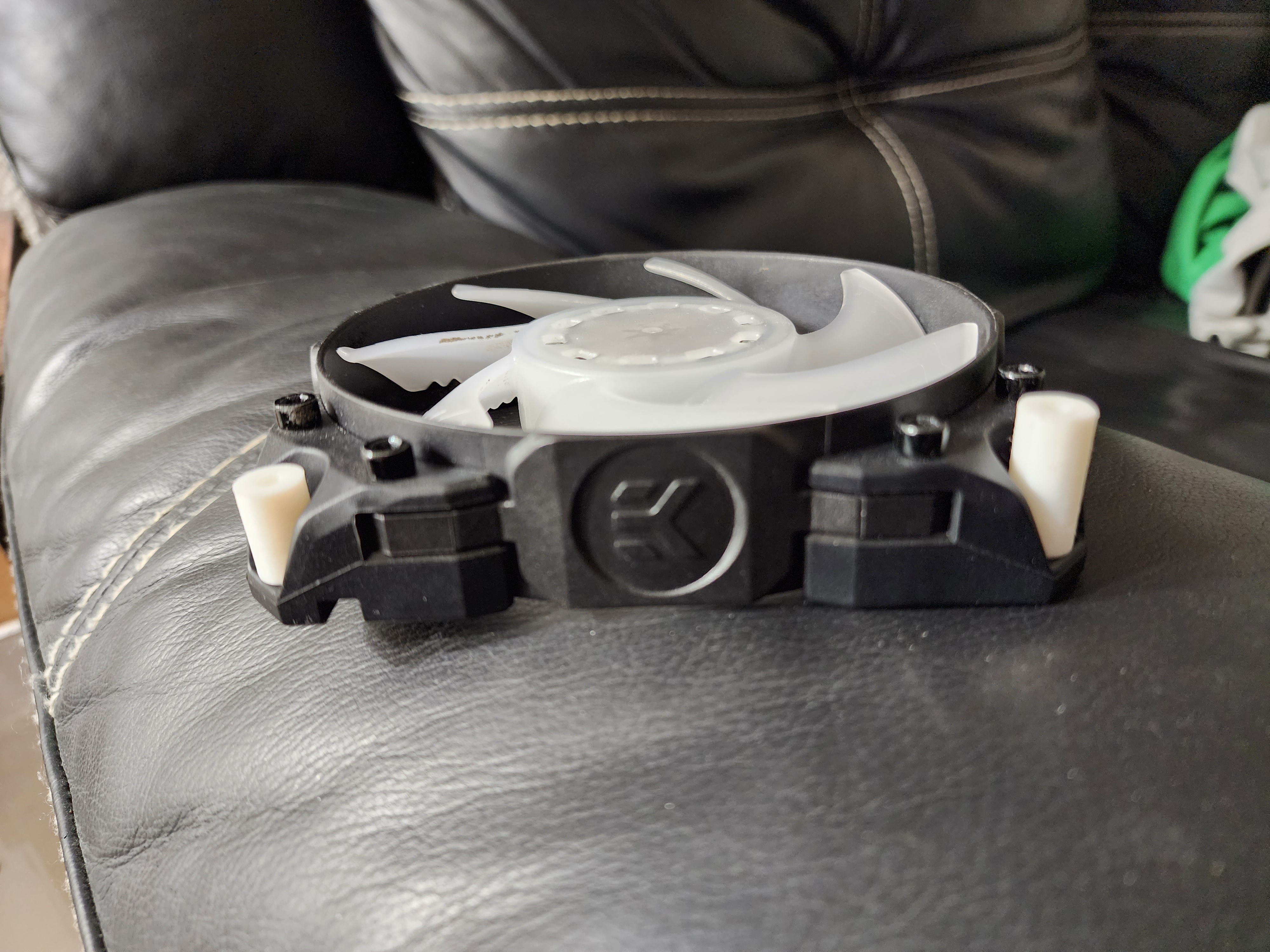 EKWB EK-Vardar X3M fan Stand Off