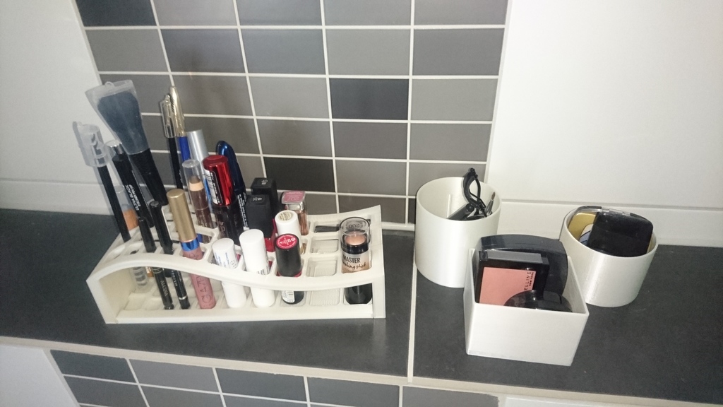 Make-Up Assortment Bridge / Boxes / Cups