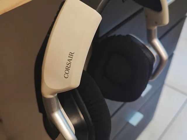 Sliding headset holder/support. Print in place