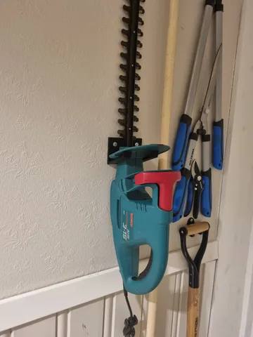 Hedge trimmer wallmount