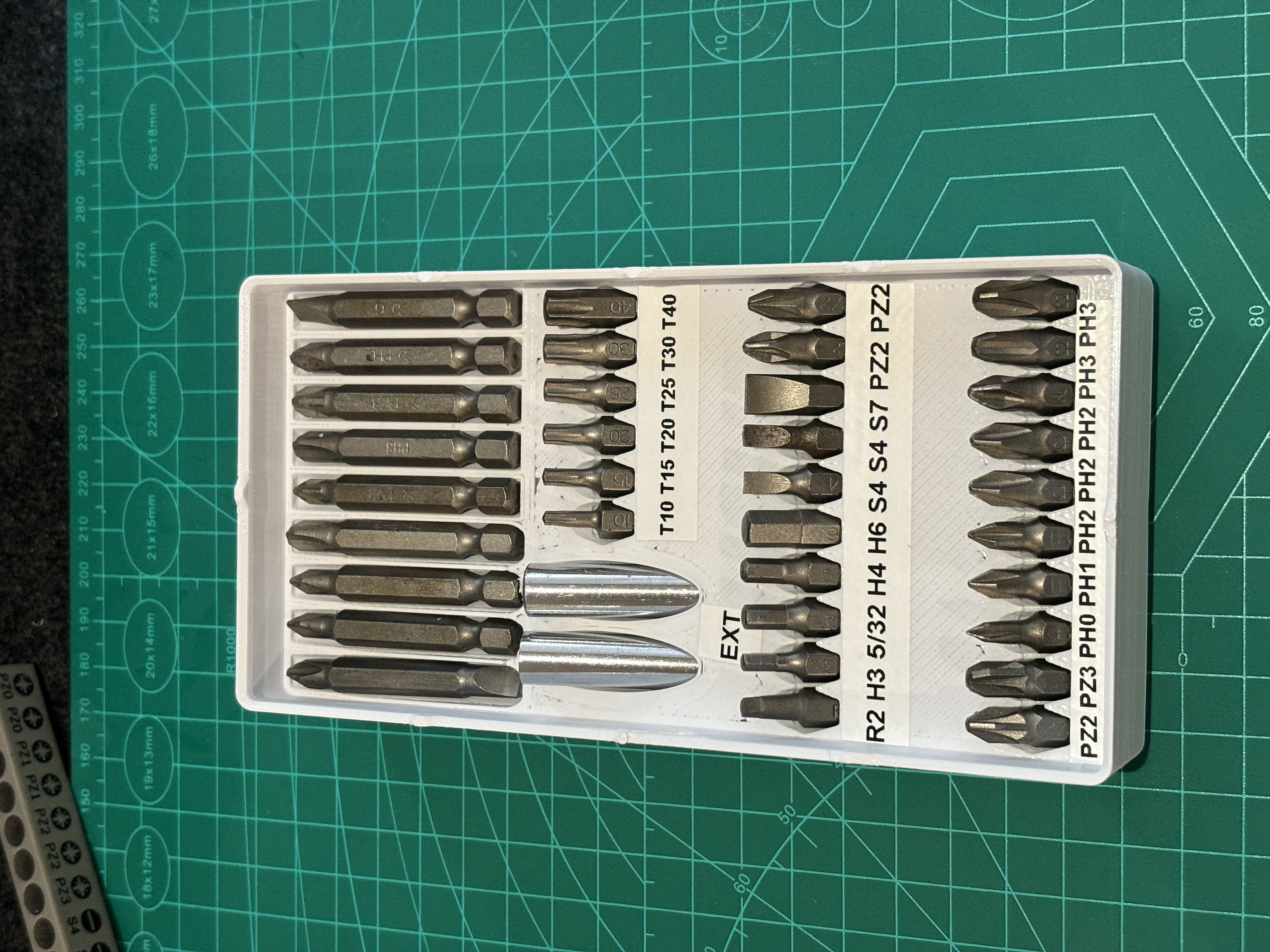 Hex Holder Gridfinity 4x2 (4U tall) - holds long, short and extender bits