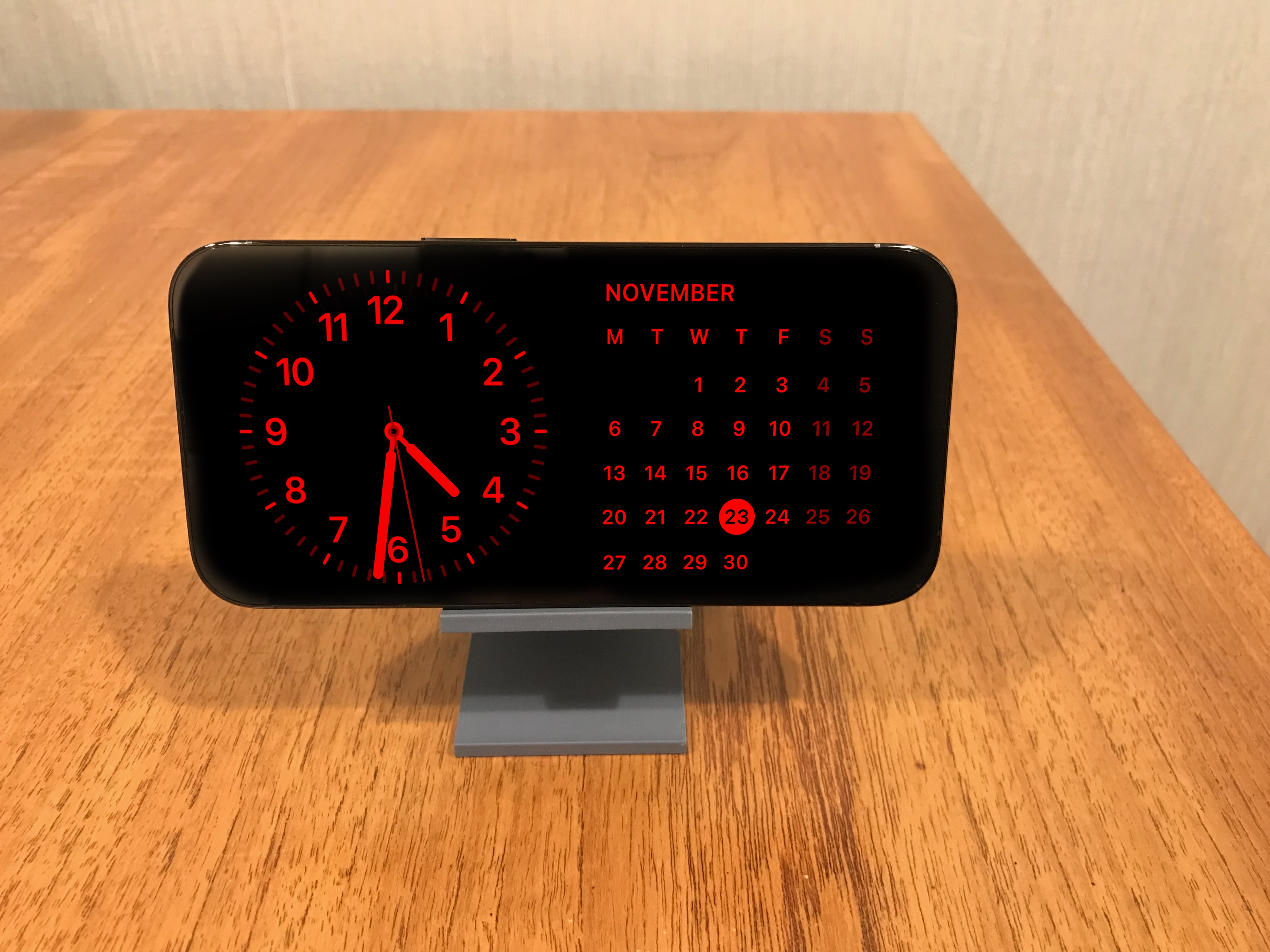 iPhone 14 Pro Stand