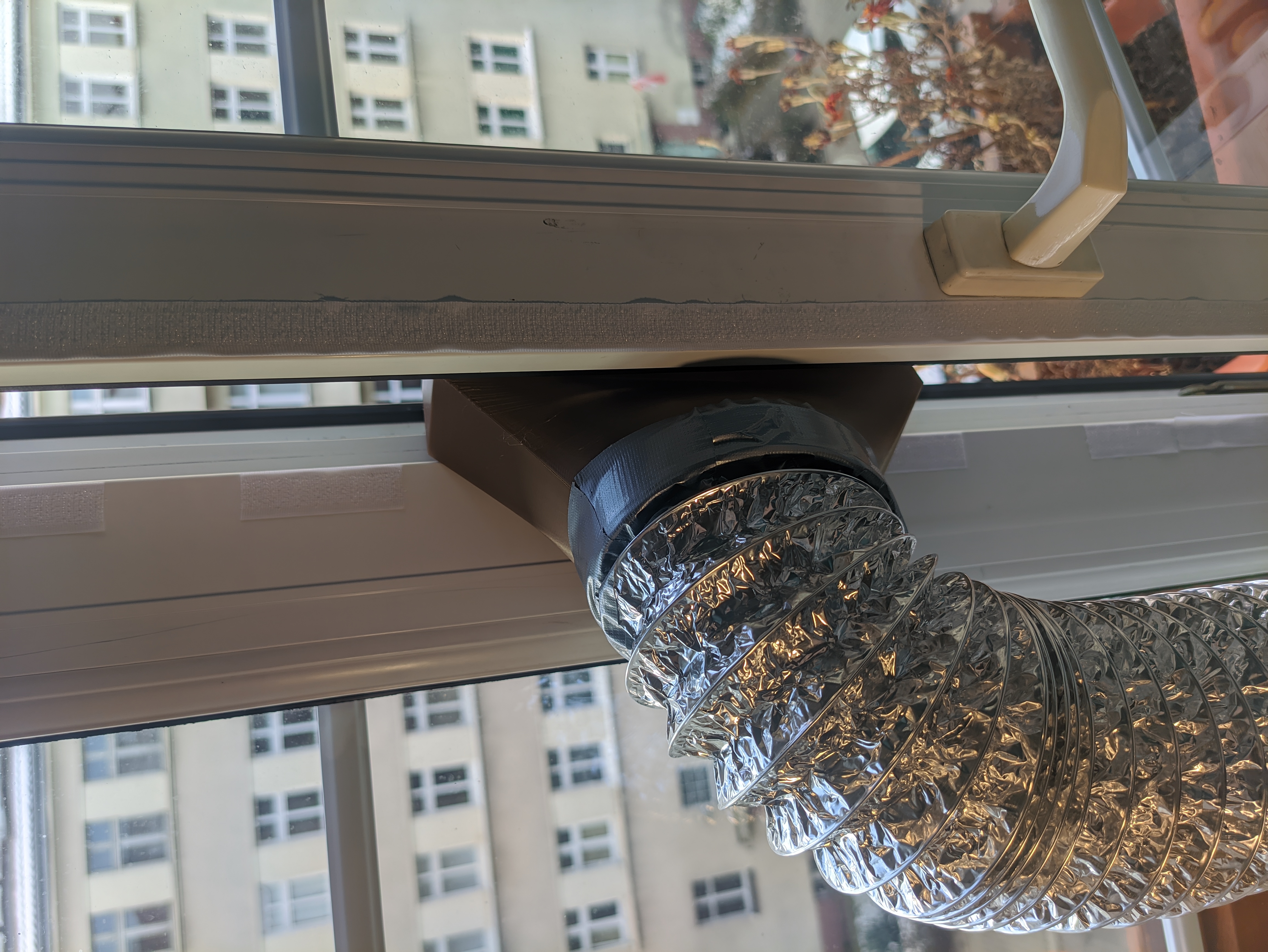 Air conditioner exhaust into the ventilation window for 100mm duct