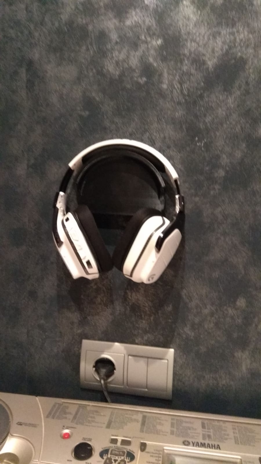 Headphones holder