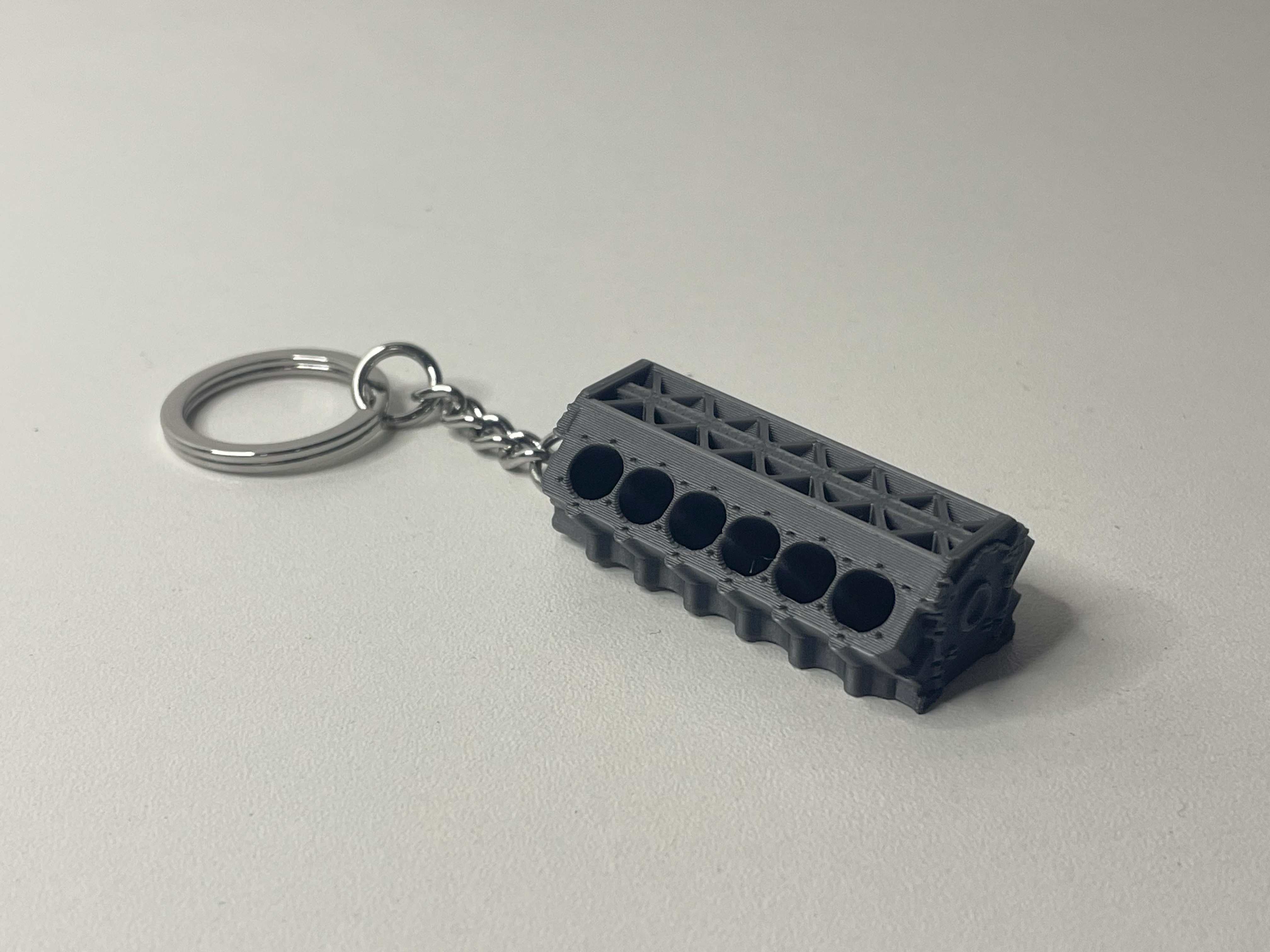 Miniatura 3 do modelo 3D Engine block V12 keychain