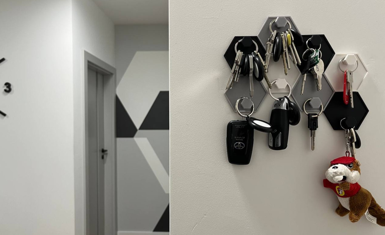 Hexagonal modular key hanger