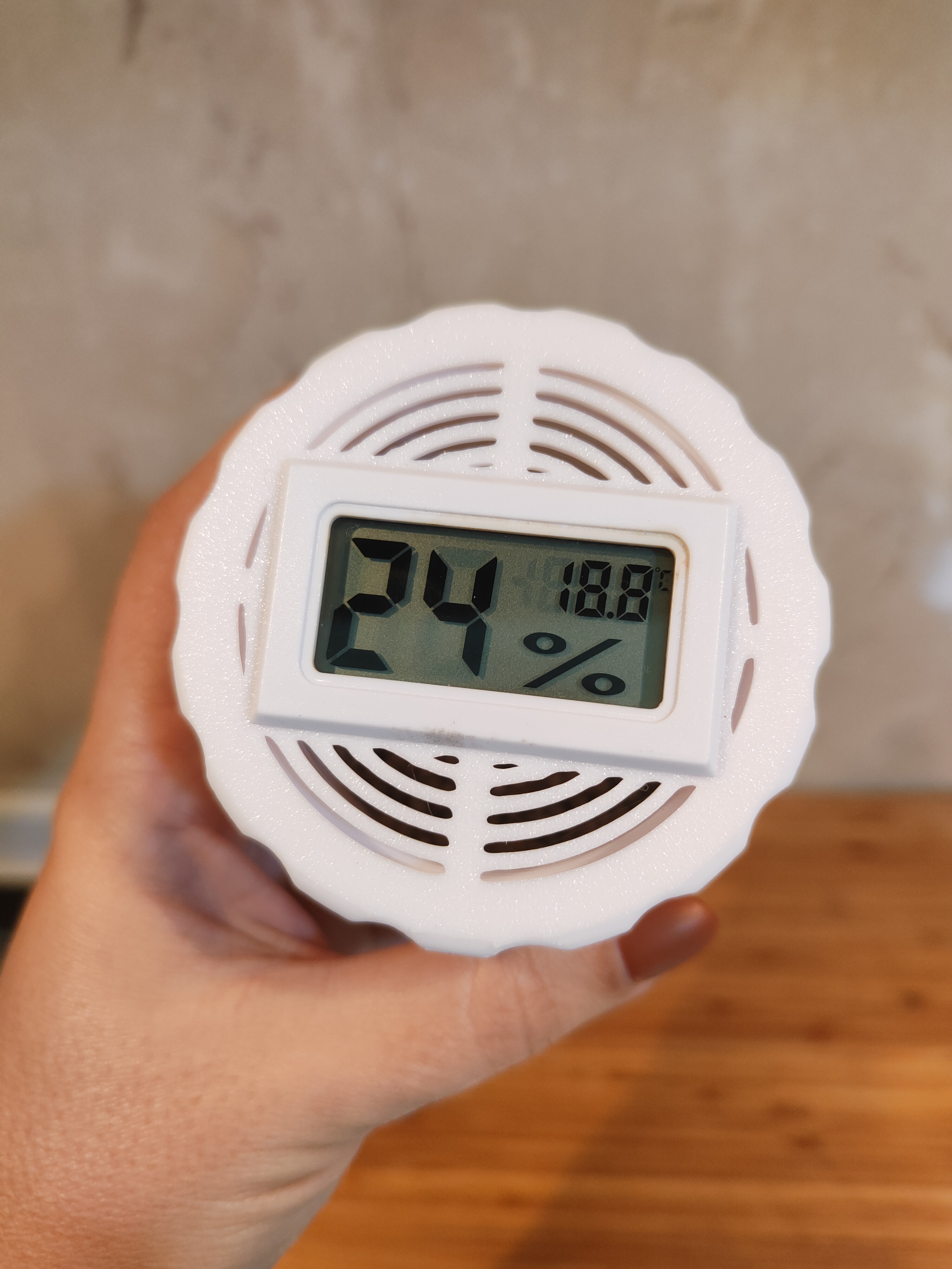 Silica gel spool with hygrometer