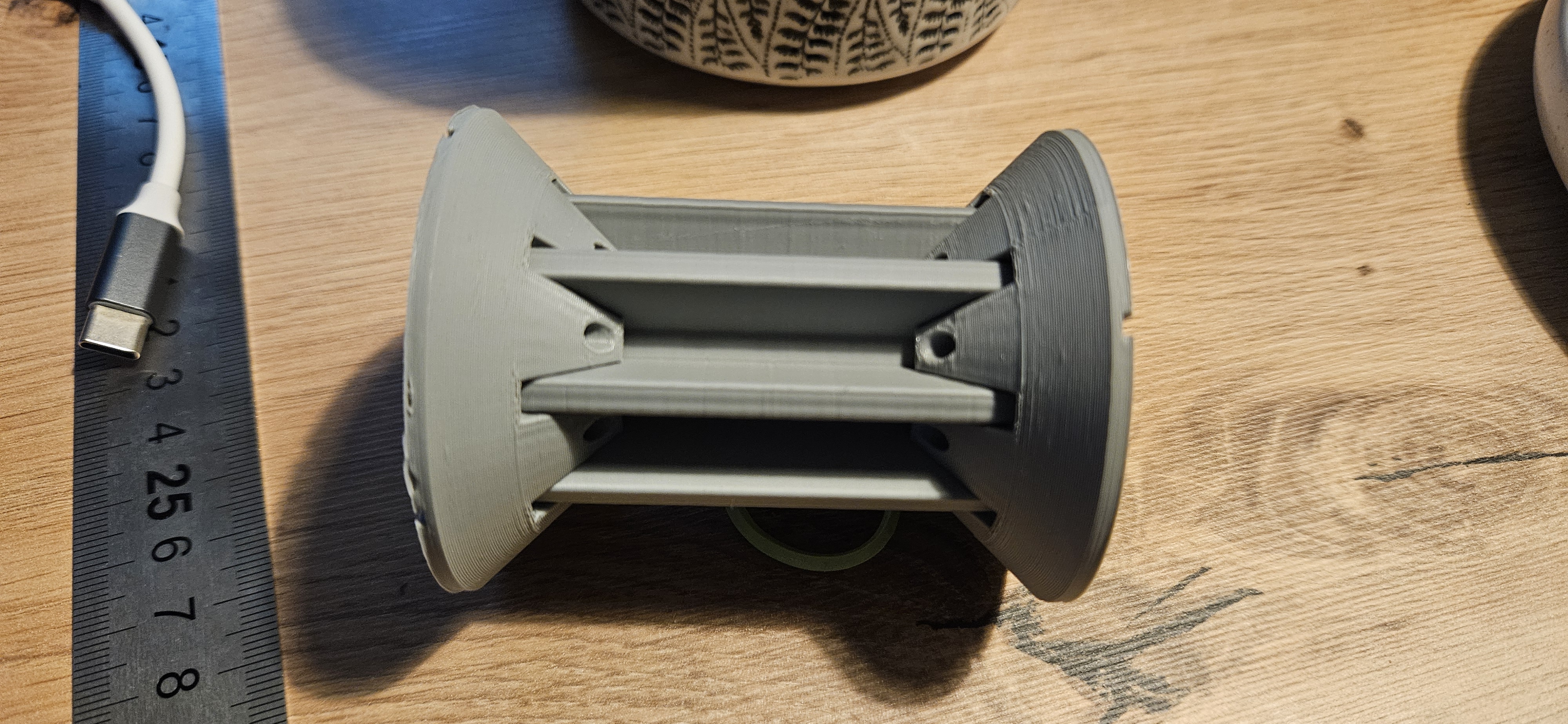 Self centering filament spool core