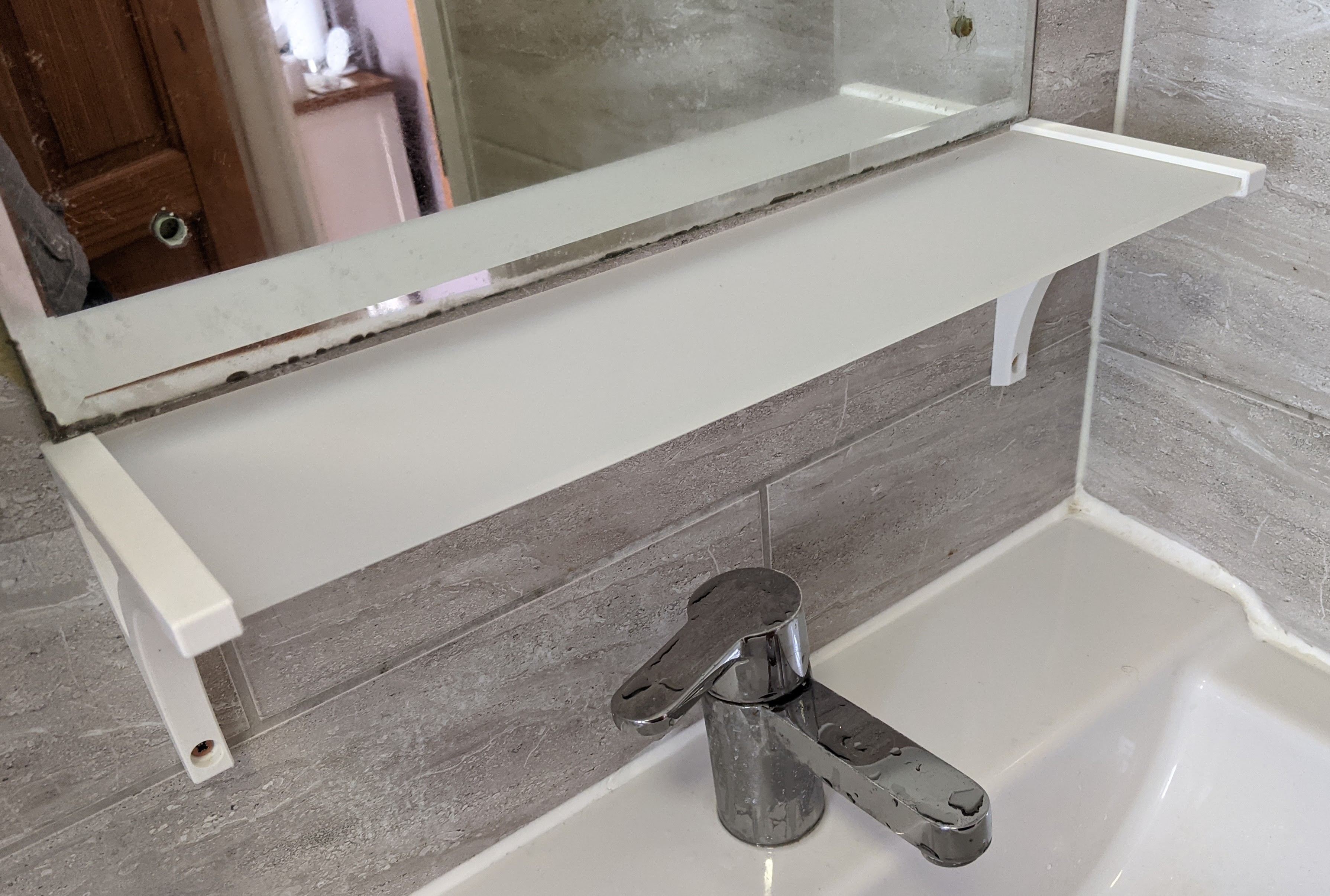 Shelf brackets for 5mm acrylic shelf