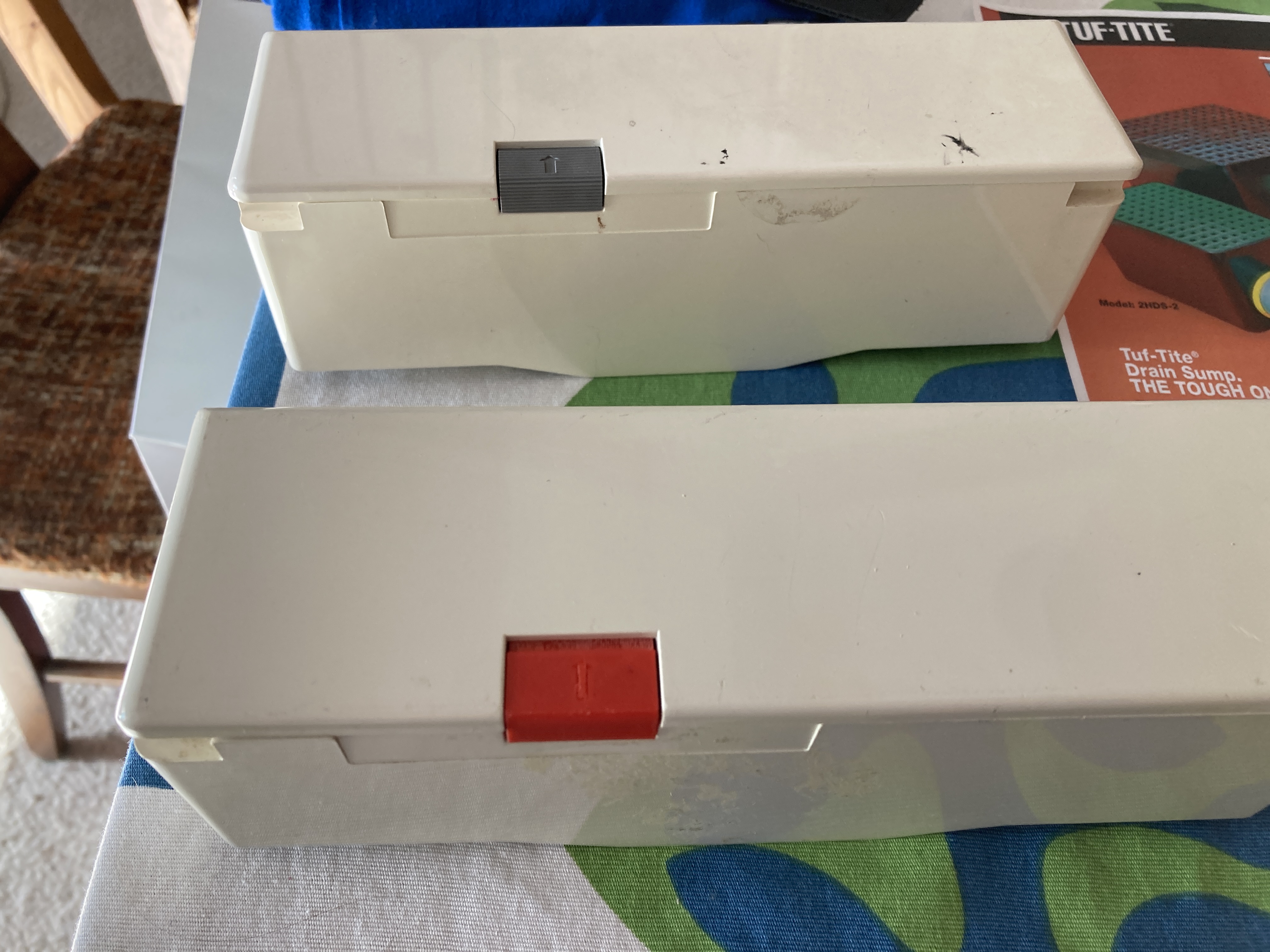 Accessory box latch for Bernina 1000 series machines